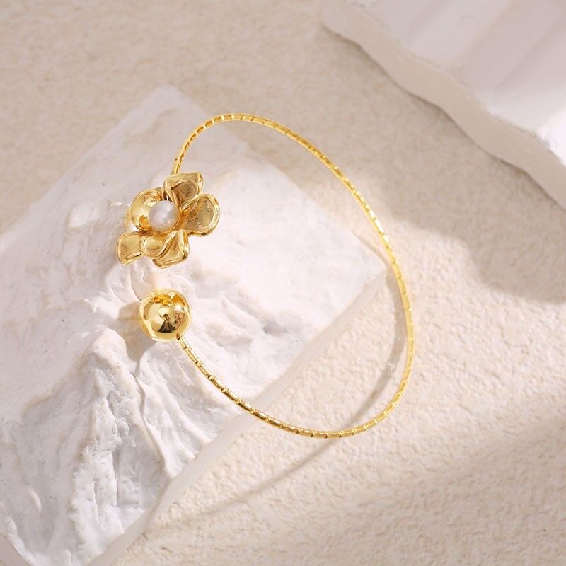 Offenes Manschettenarmband mit Perlenblume und Kugel