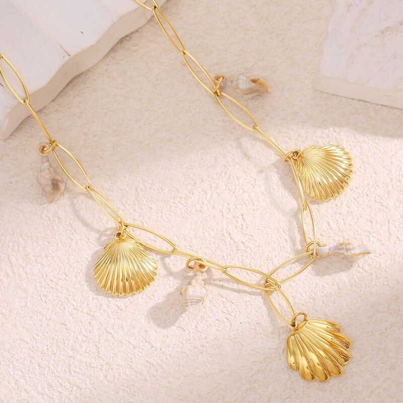 Goldene Gliederkette mit geschnitzten und natürlichen Muschelanhängern