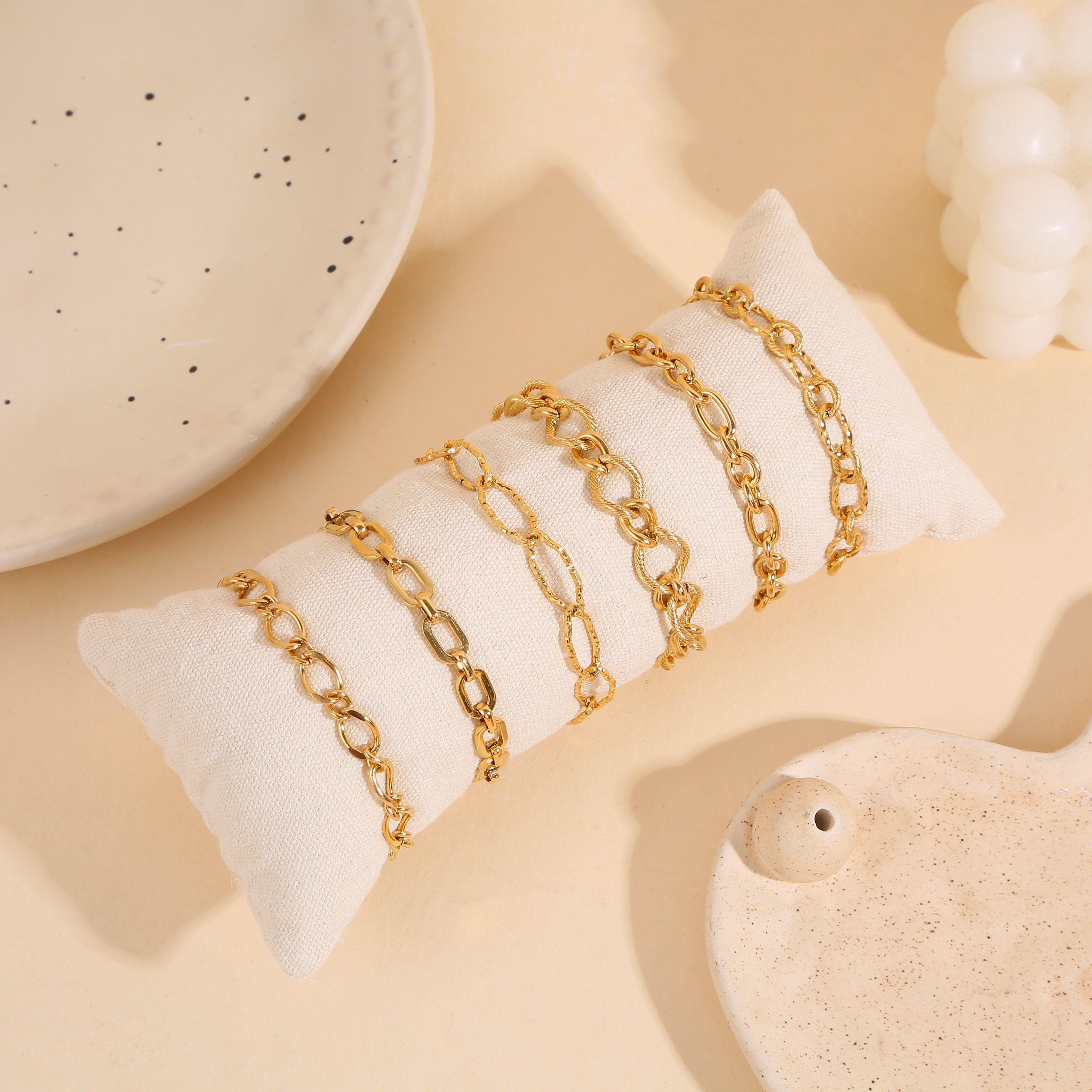 Set mit 6 goldenen Maschen- und Kettenarmbändern