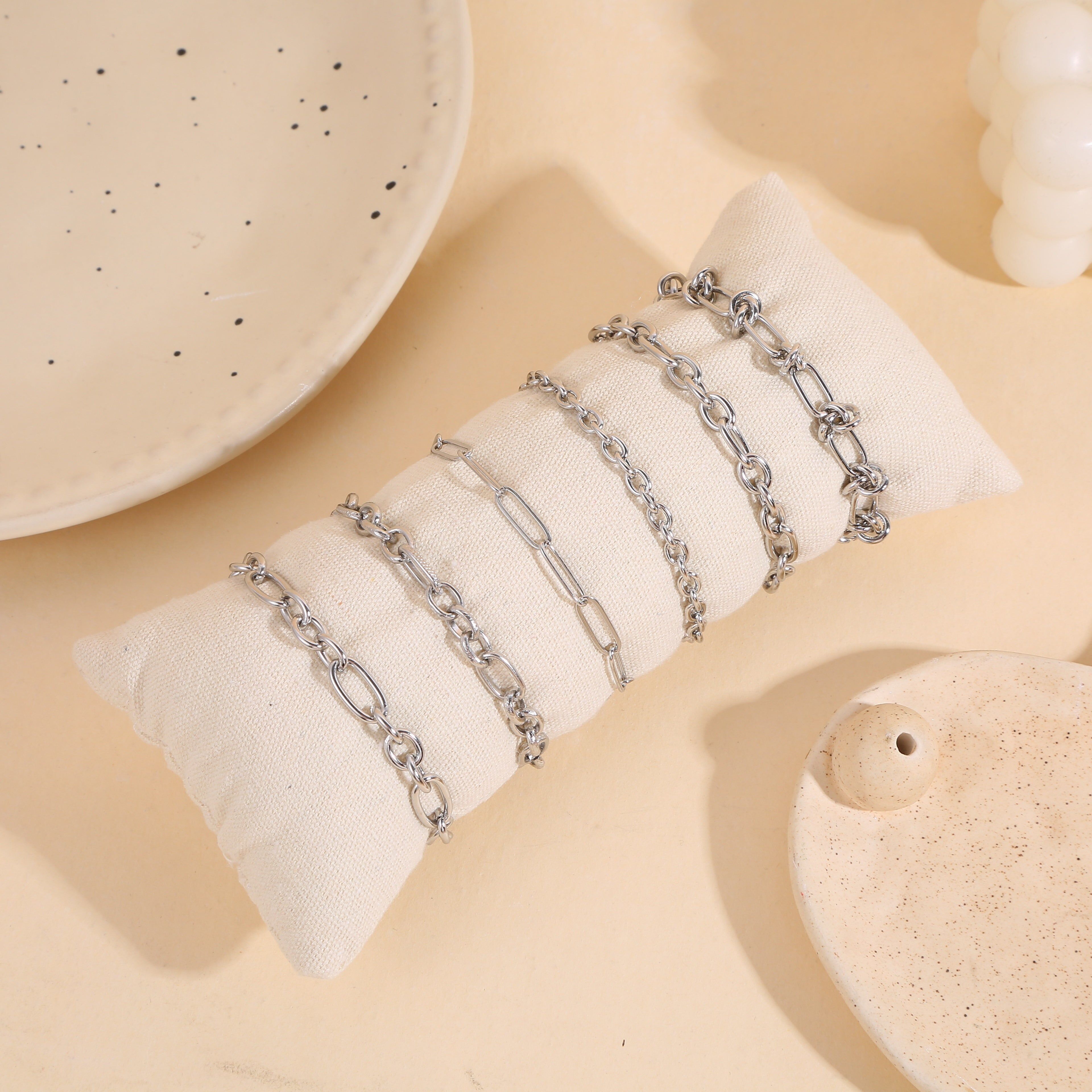 Set mit 6 silbernen Maschen- und Kettenarmbändern