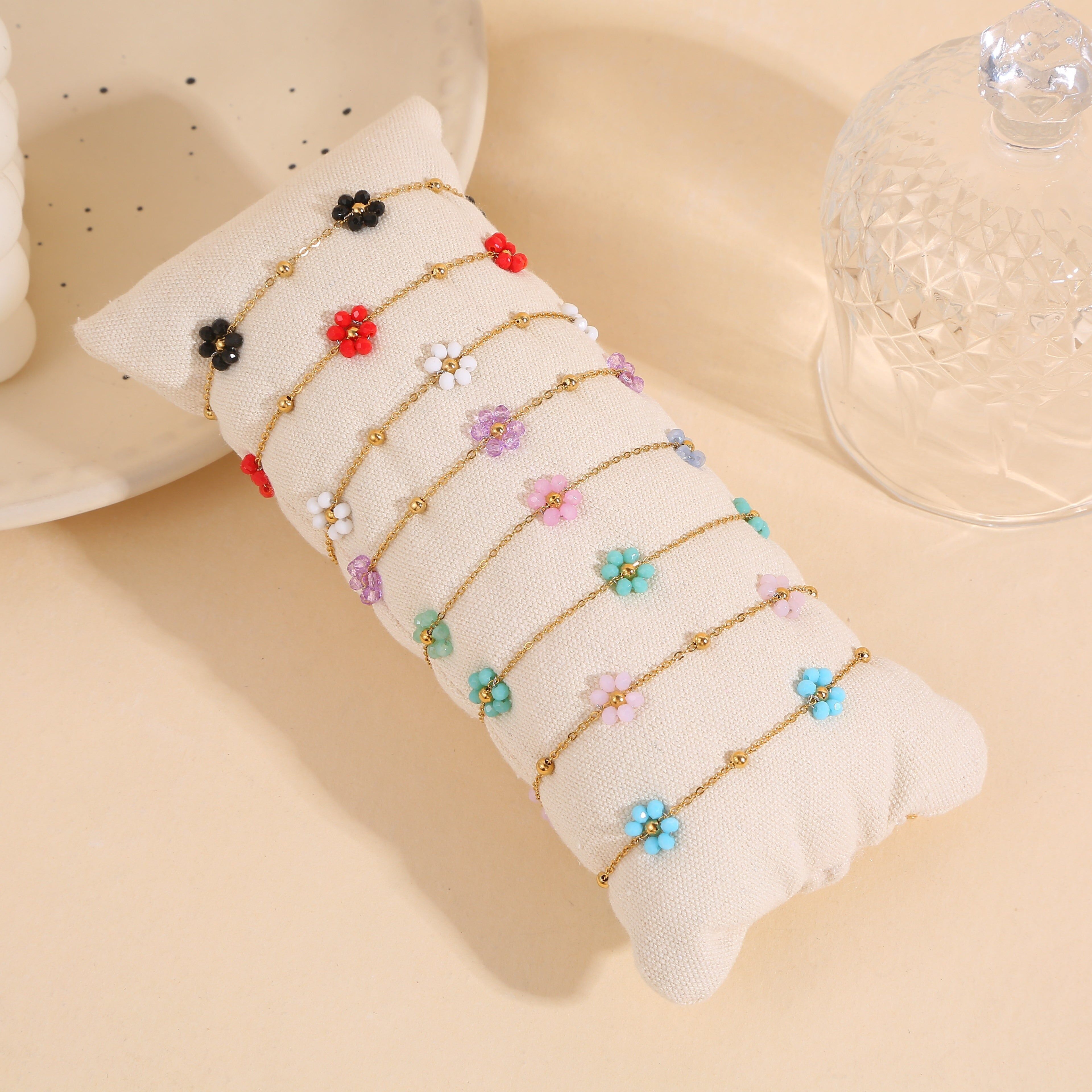 Set di 8 braccialetti di fiori su cuscino