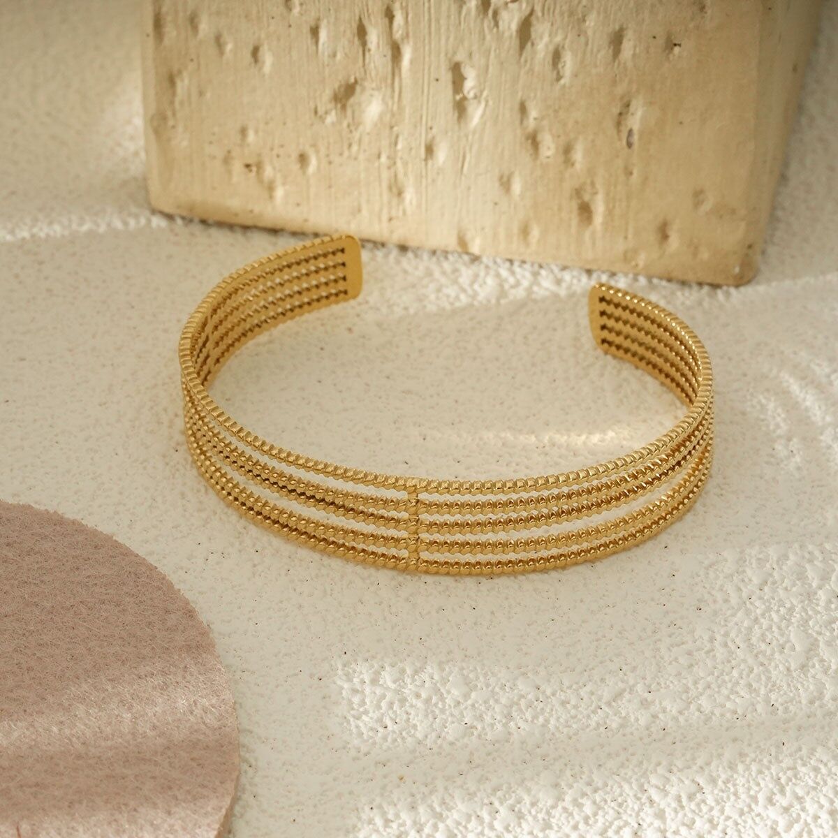 Bracciale bangle aperto in oro con perle multifilari