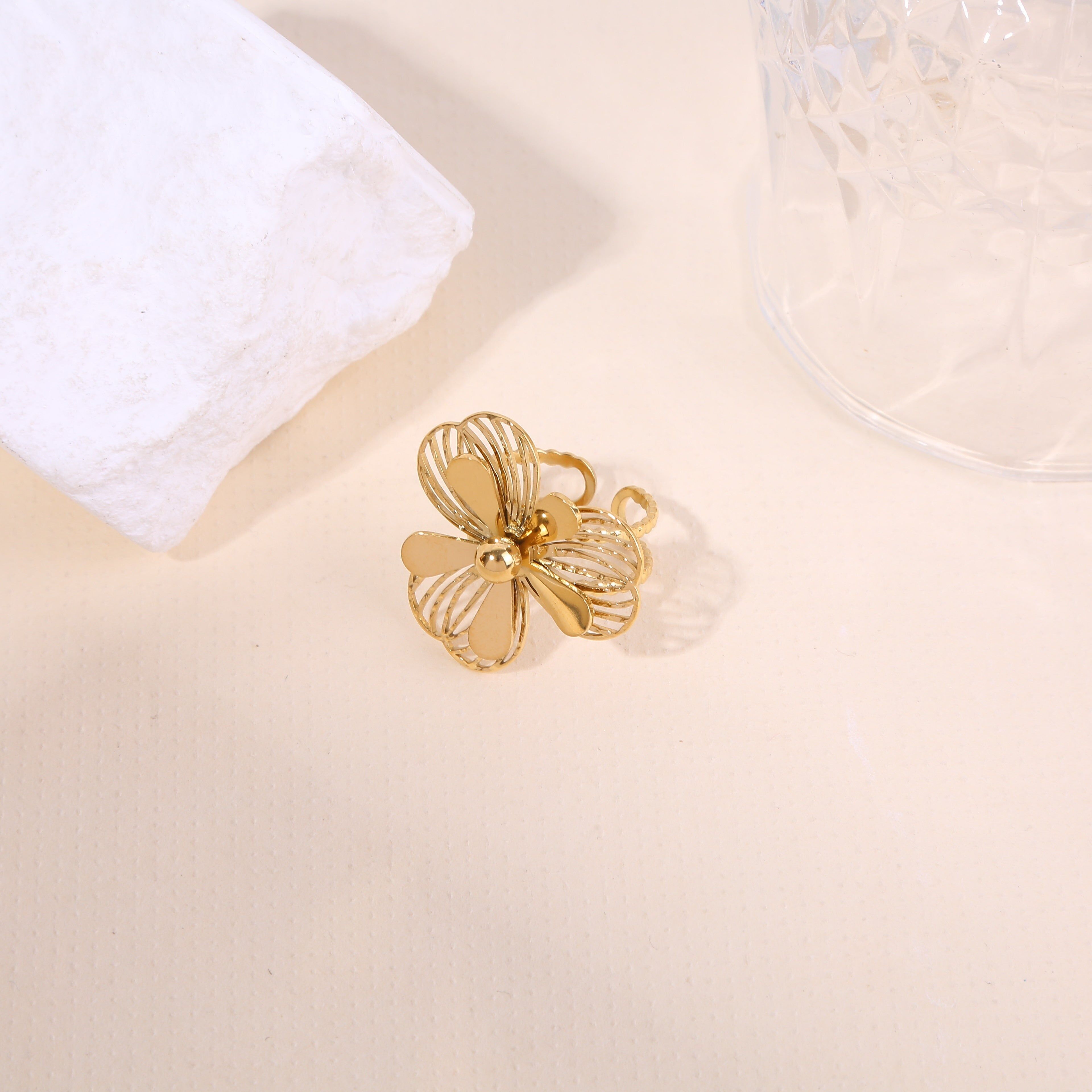 Anello dorato regolabile con fiore intagliato in volume
