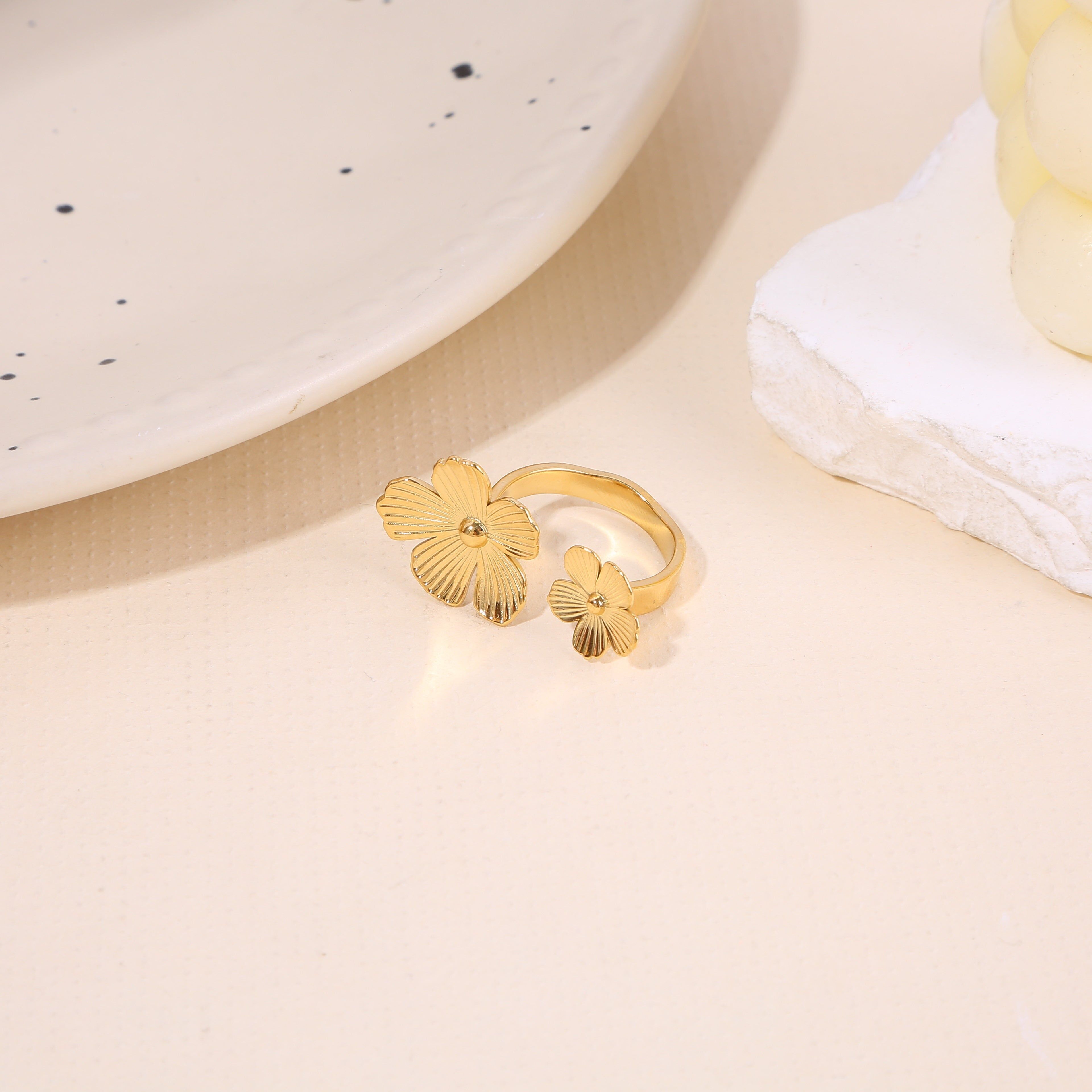 Anello aperto in oro con due fiori incisi, apertura frontale