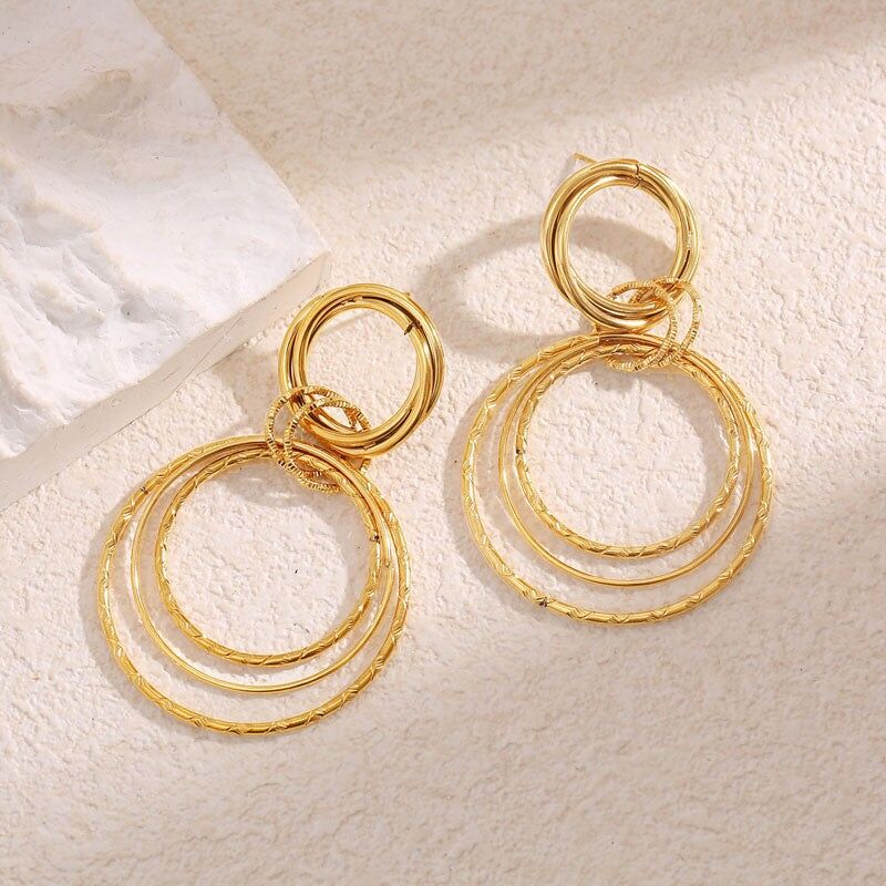 Orecchini pendenti con cerchi intrecciati in oro