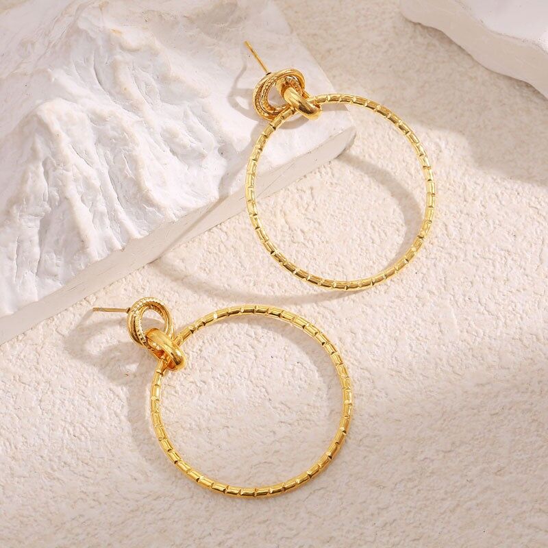 Orecchini pendenti in oro con cerchio testurizzato