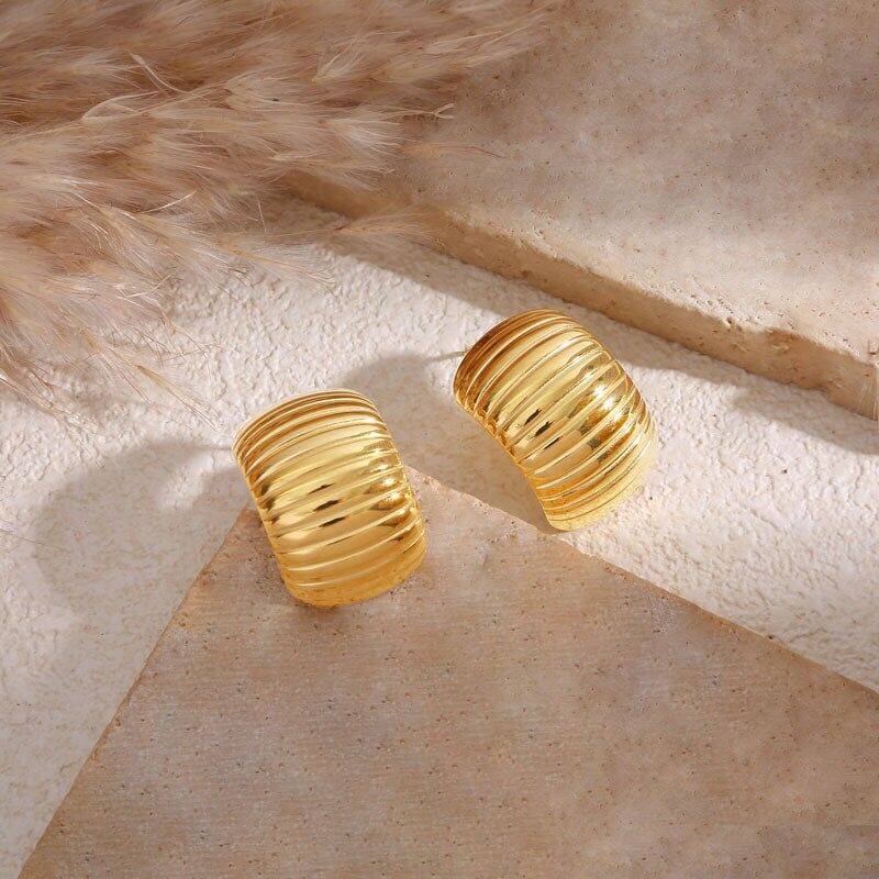 Orecchini effetto scultura placcati in oro