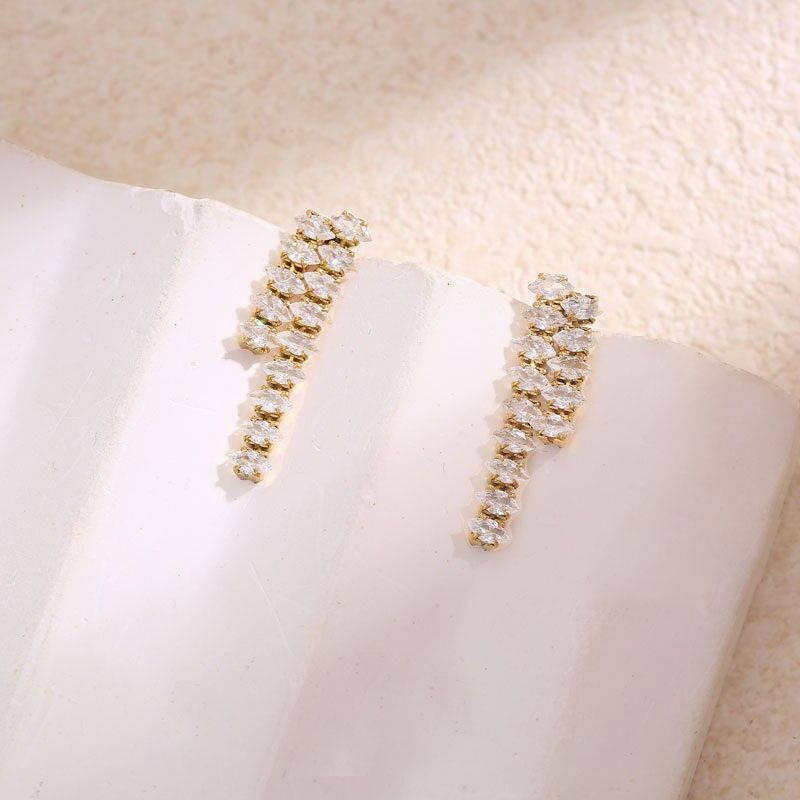 Orecchini pendenti con strass scintillanti placcati in oro