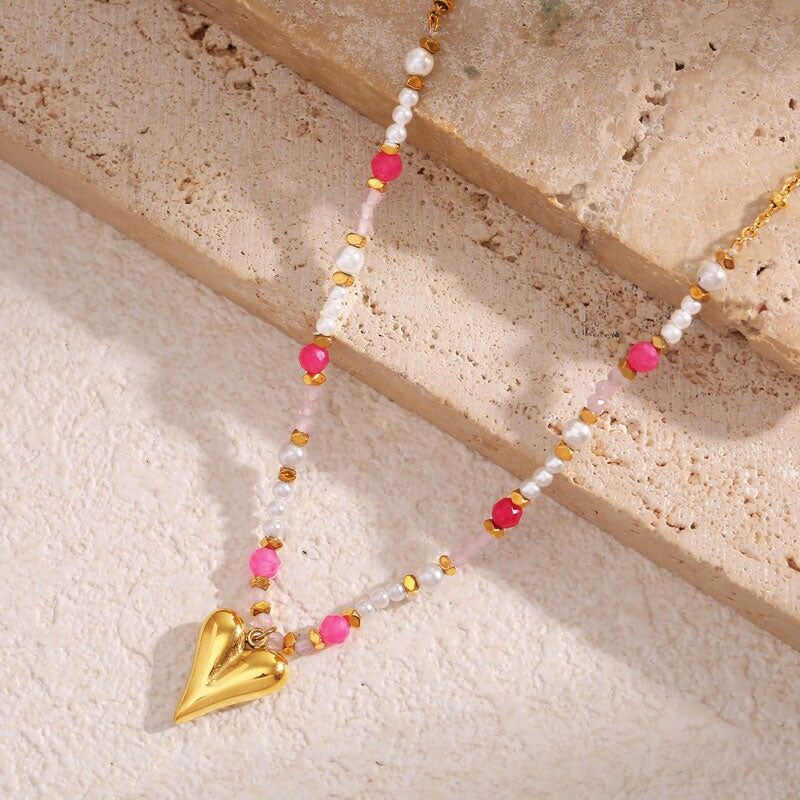 Collana con catena di perline dorate, ciondolo a cuore e pietre rosa naturali