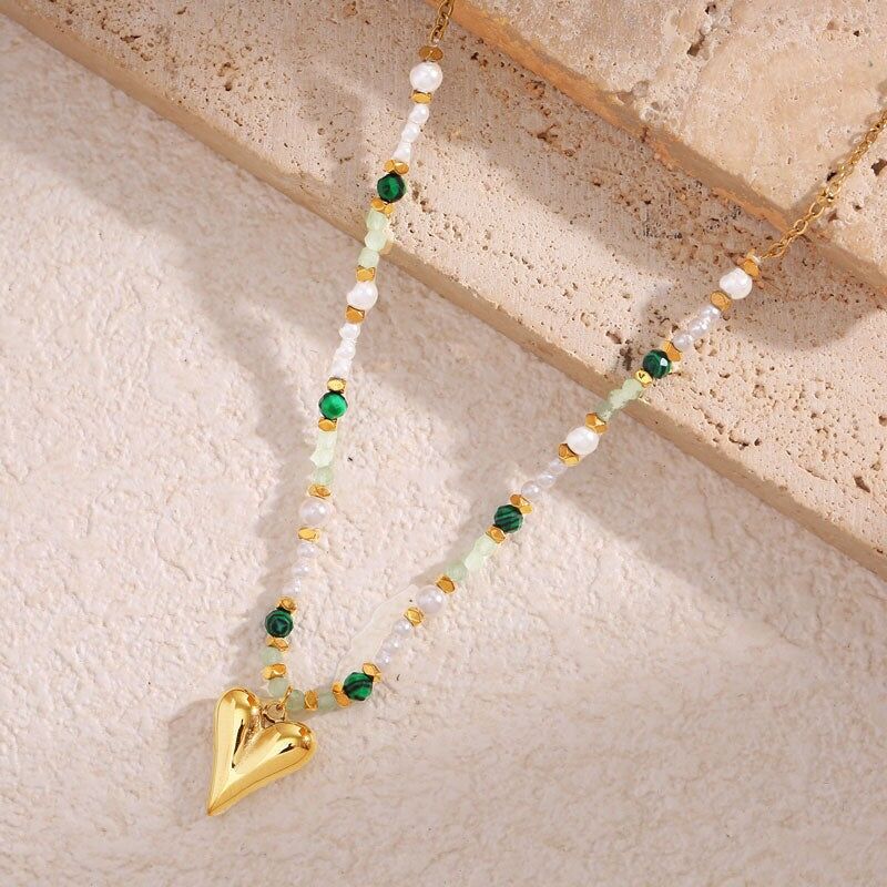 Collier Chaîne Dorée Perlée Avec Pendentif Cœur Et Pierres Naturelles Vertes
