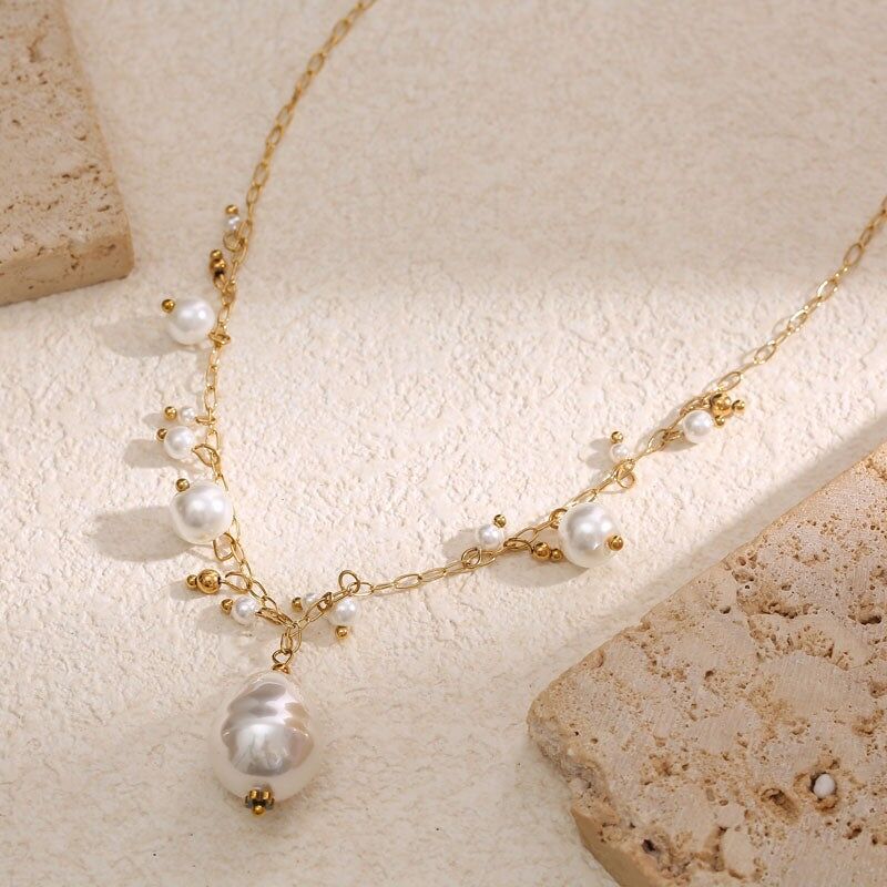 Collana con catena in oro fino e ciondoli in perle bianche