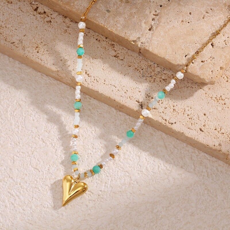Collana con catena di perline dorate, ciondolo a cuore e pietre naturali blu