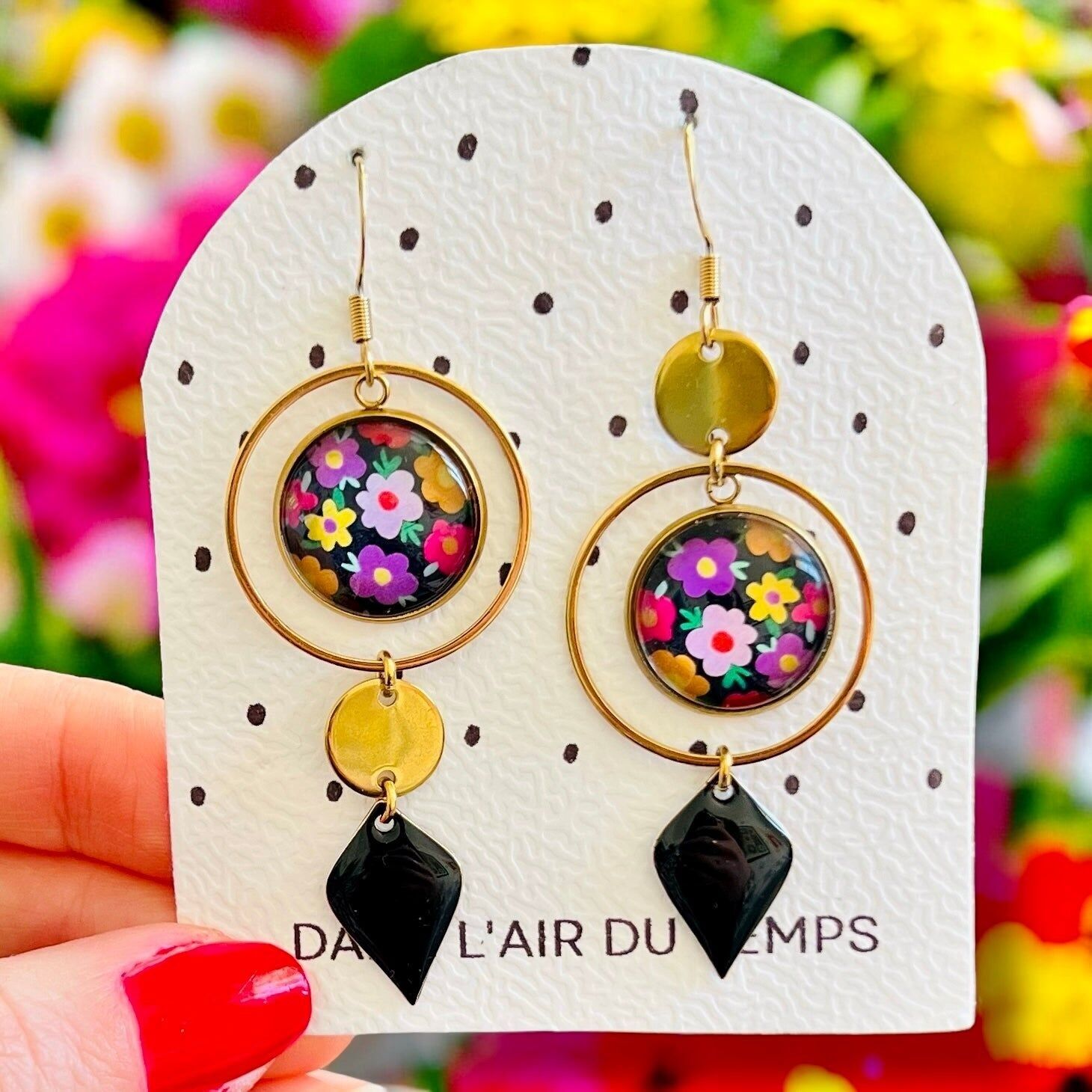 Boucles d'oreilles asymétriques fleurs multicolores sur fond noir finition dorée ou argentée