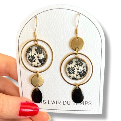 Boucles d'oreilles asymétriques fleurs noires et blanches finition dorée ou argentée