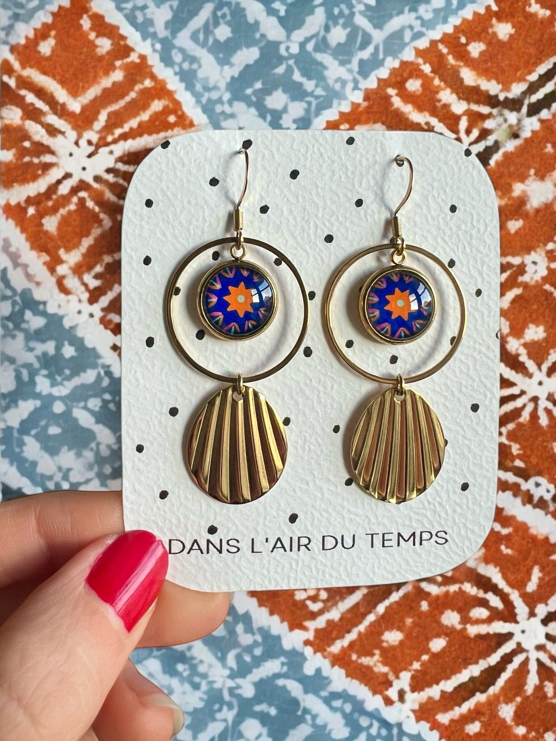 Boucles d'oreilles motif mandala bleu et orange, médaille finition dorée