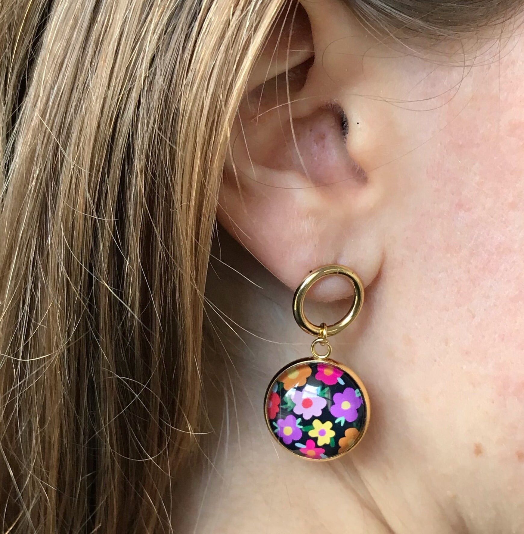 BOUCLES D'OREILLES PENDANTES Fleurs multicolores sur fond noir finition dorée ou argentée