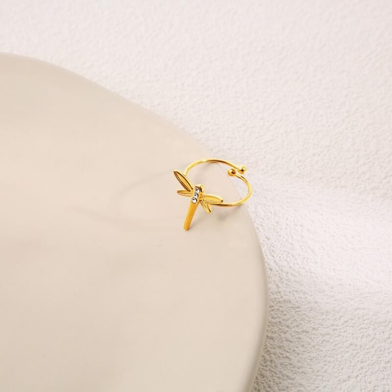 Anello regolabile in oro con libellula di cristallo e strass