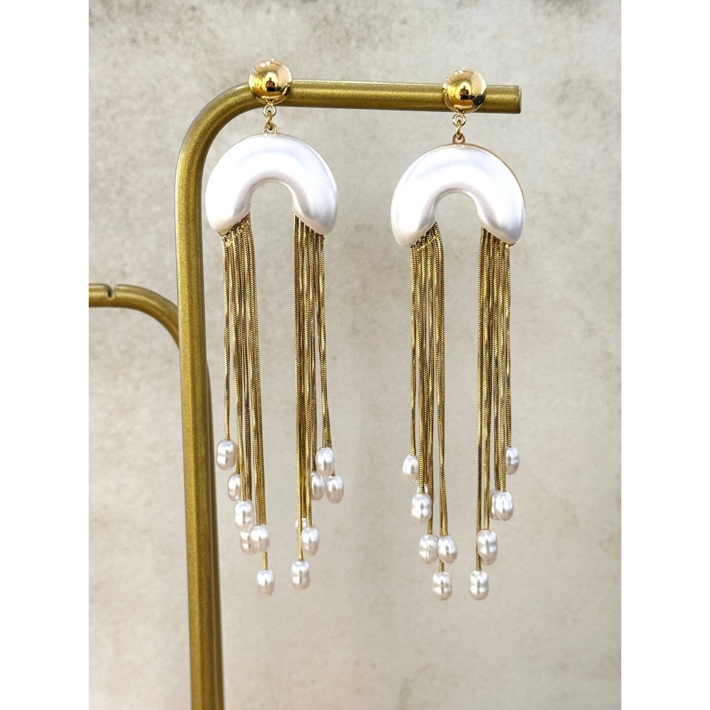 Orecchini pendenti bianchi in gelatina