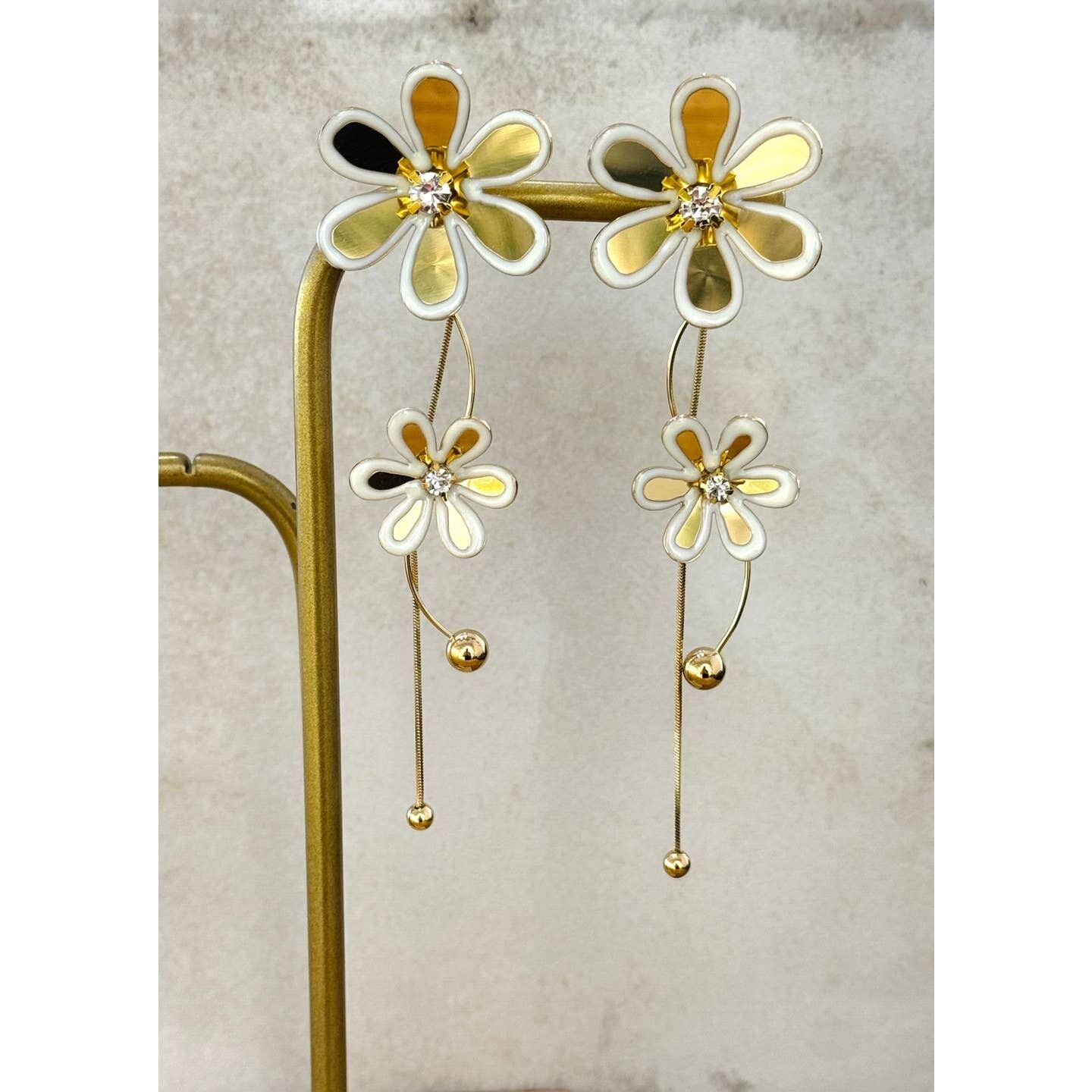 Orecchini pendenti floreali bianchi