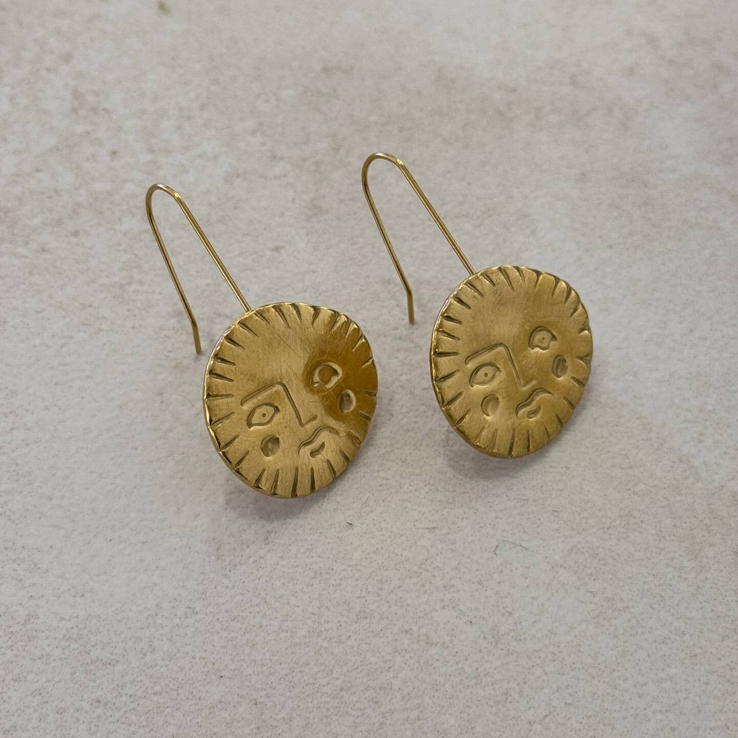 Orecchini antichi in oro spazzolato al sole
