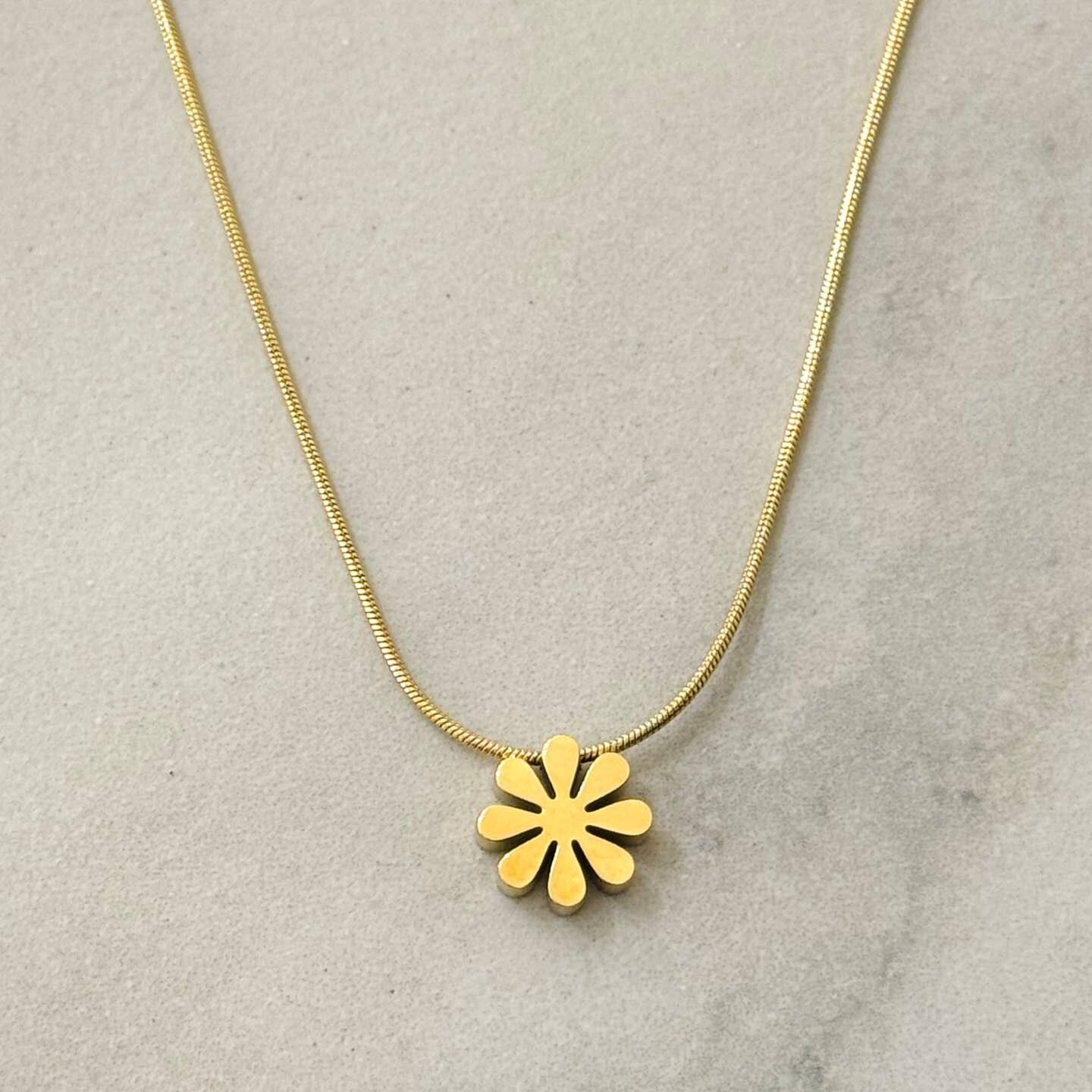 Collana in acciaio inossidabile con margherite floreali