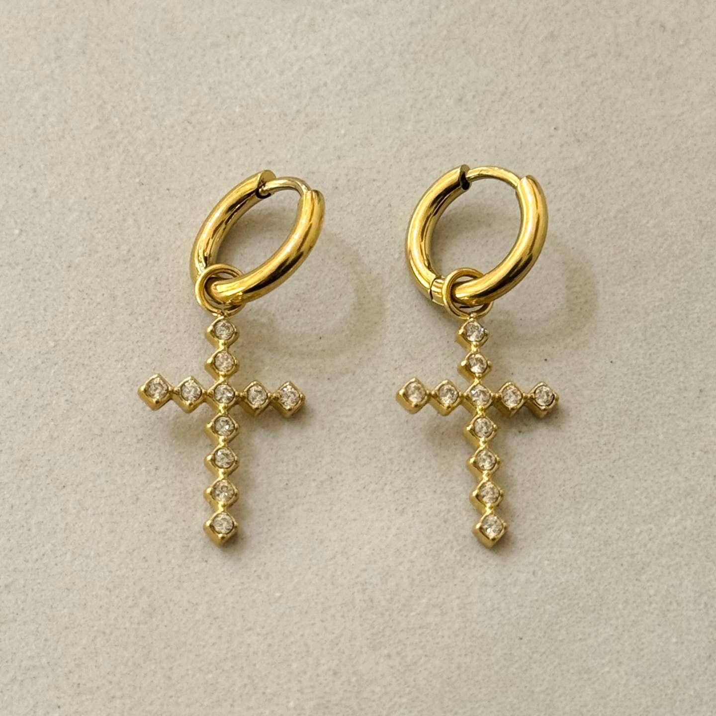 Orecchini a cerchio minimal con croce e zirconi bianchi