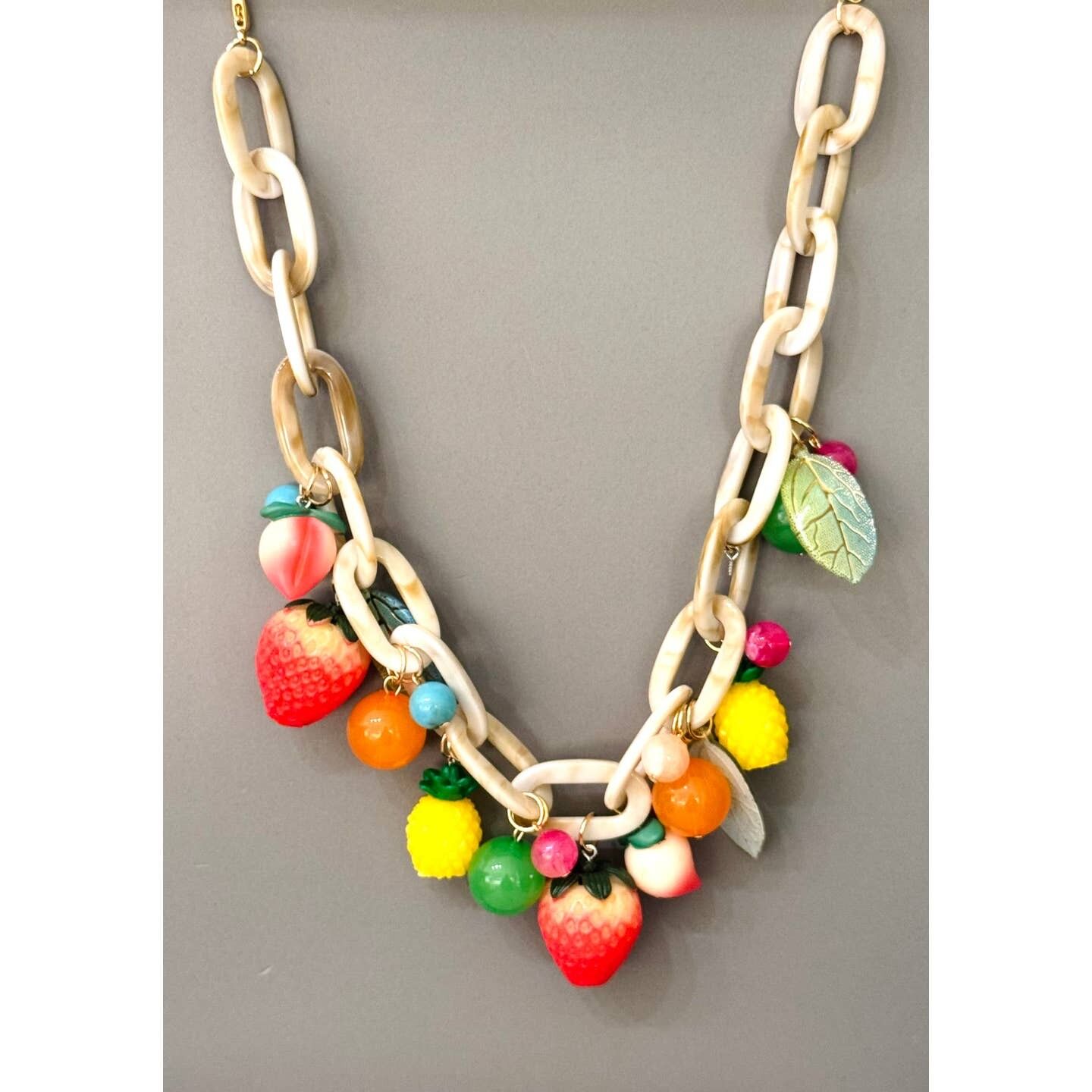 Collana di frutti colorati