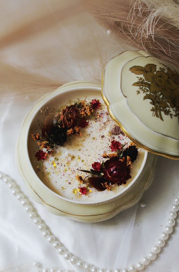 Bougie dans une boite en porcelaine ancienne modele  "La classieuse" - parfum tiramisu 280gr