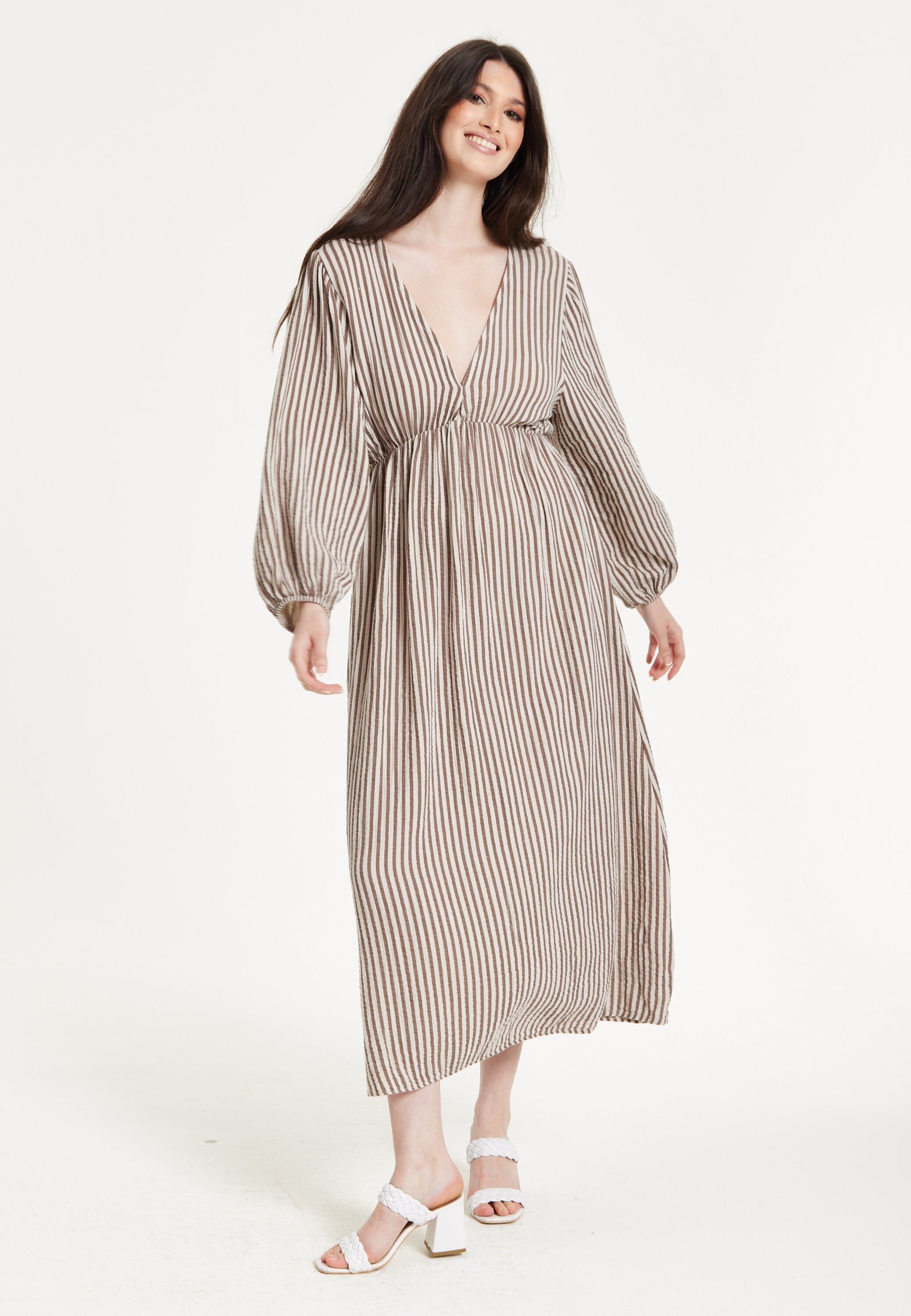 Robe longue à rayures taupe et col en V
