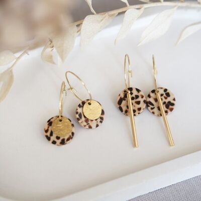 Pendientes de aro AYA | Pendientes de aro muy ligeros de acero inoxidable en color dorado con colgantes de acetato y latón dorado.