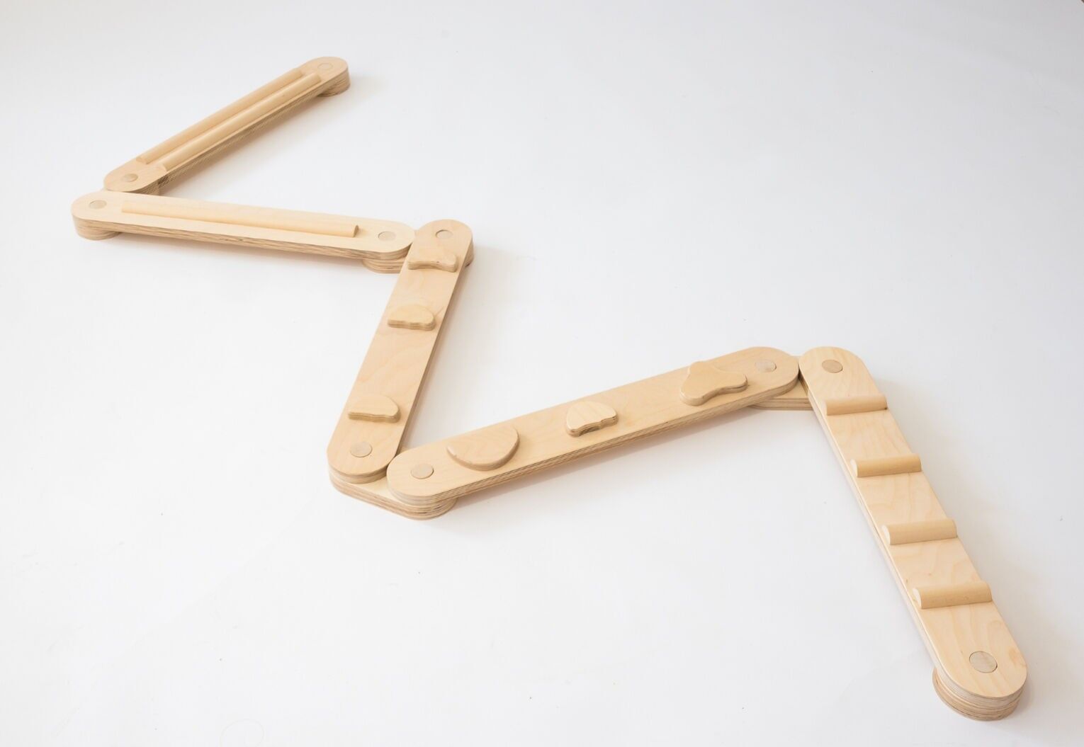 Trave di equilibrio CLIFF BALANCE in legno naturale - percorso sensoriale con tavole a 2 lati (lisce e con elementi sensoriali), 11 pezzi, cameretta Montessori