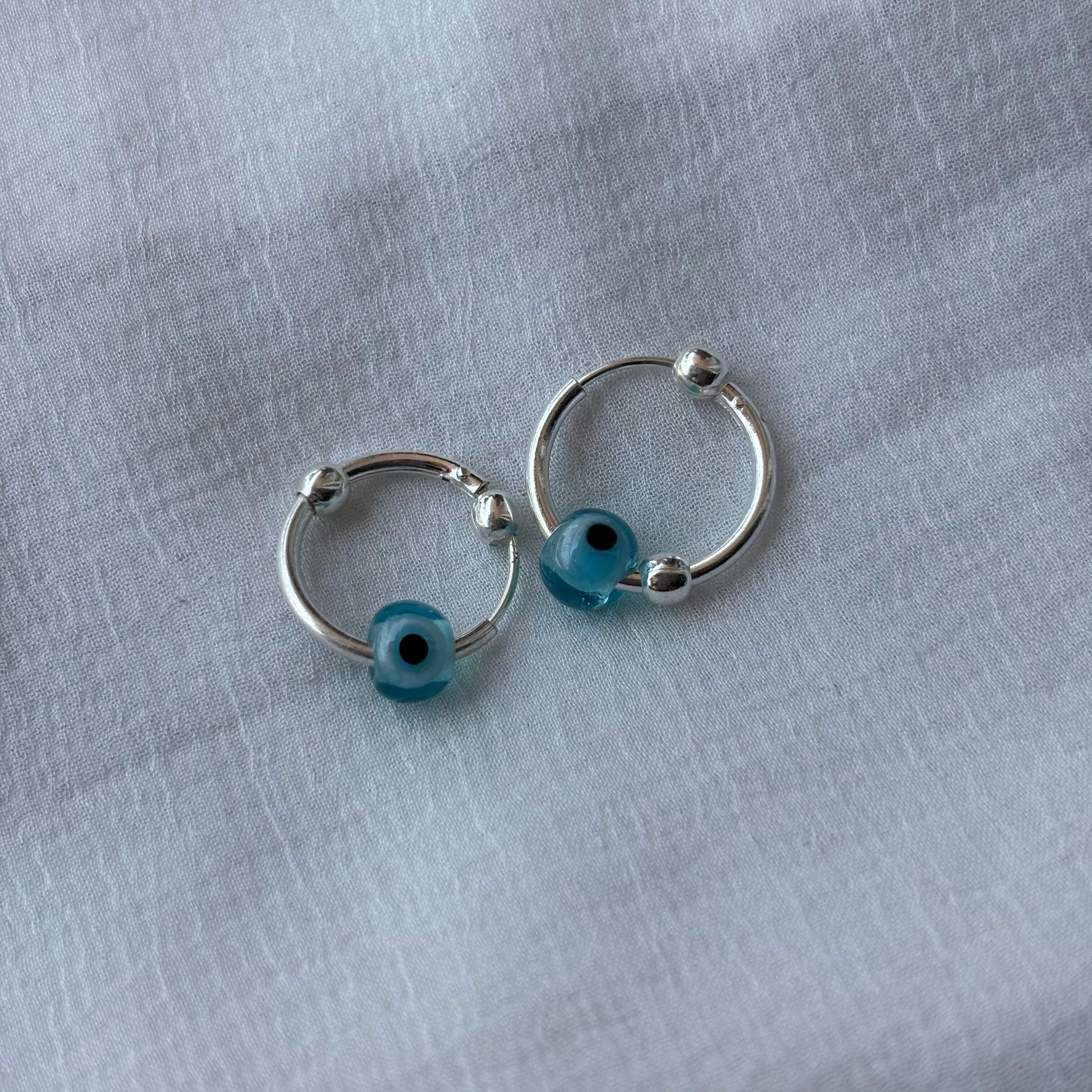 Petites boucles d'oreilles créoles légères en argent avec motif mauvais œil, style Bali asiatique