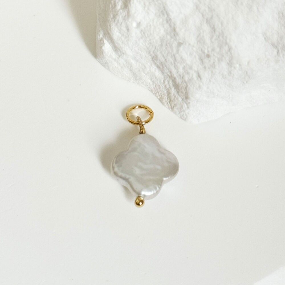 Cecilia Charm - Kleeblatt-Anhänger / Süßwasserperle