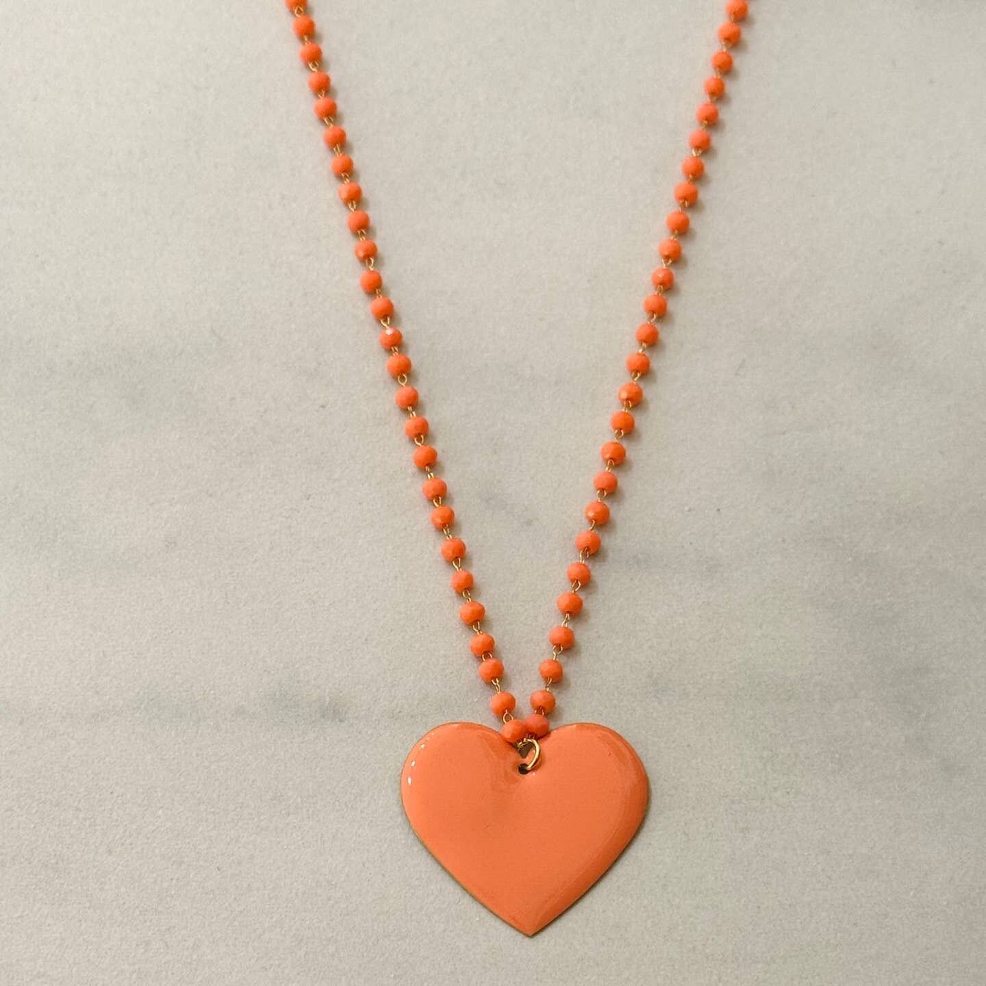 Collana lunga a forma di cuore smaltato con perline di cristallo