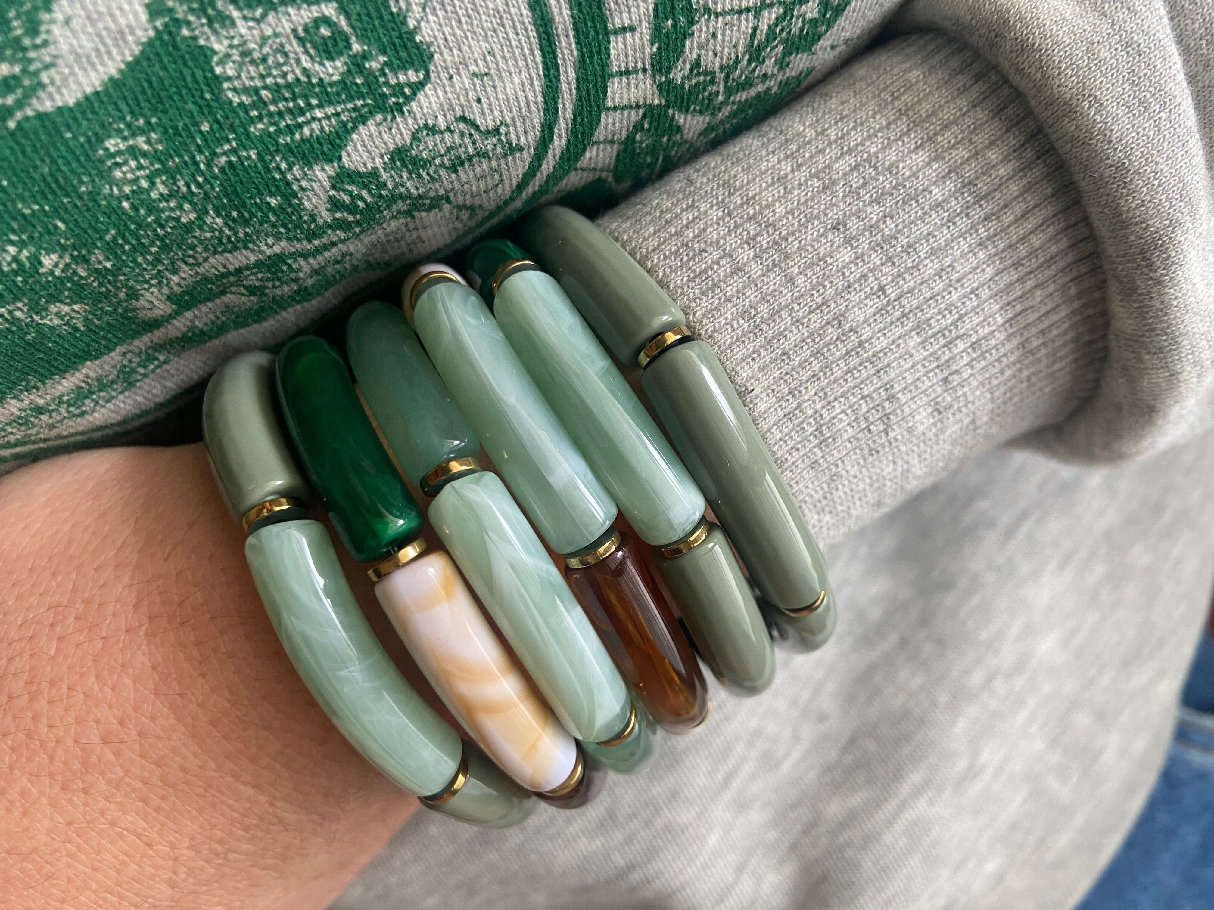 Bracciale bangle elastico in tubo di resina 0,6 cm verde sfumato