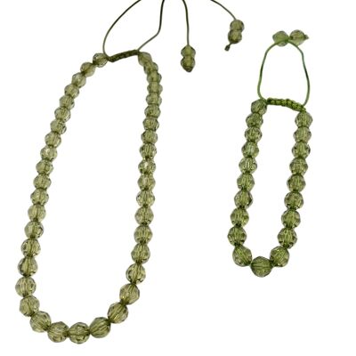 Ensemble collier et bracelet avec boules facettées vertes. Ajustable