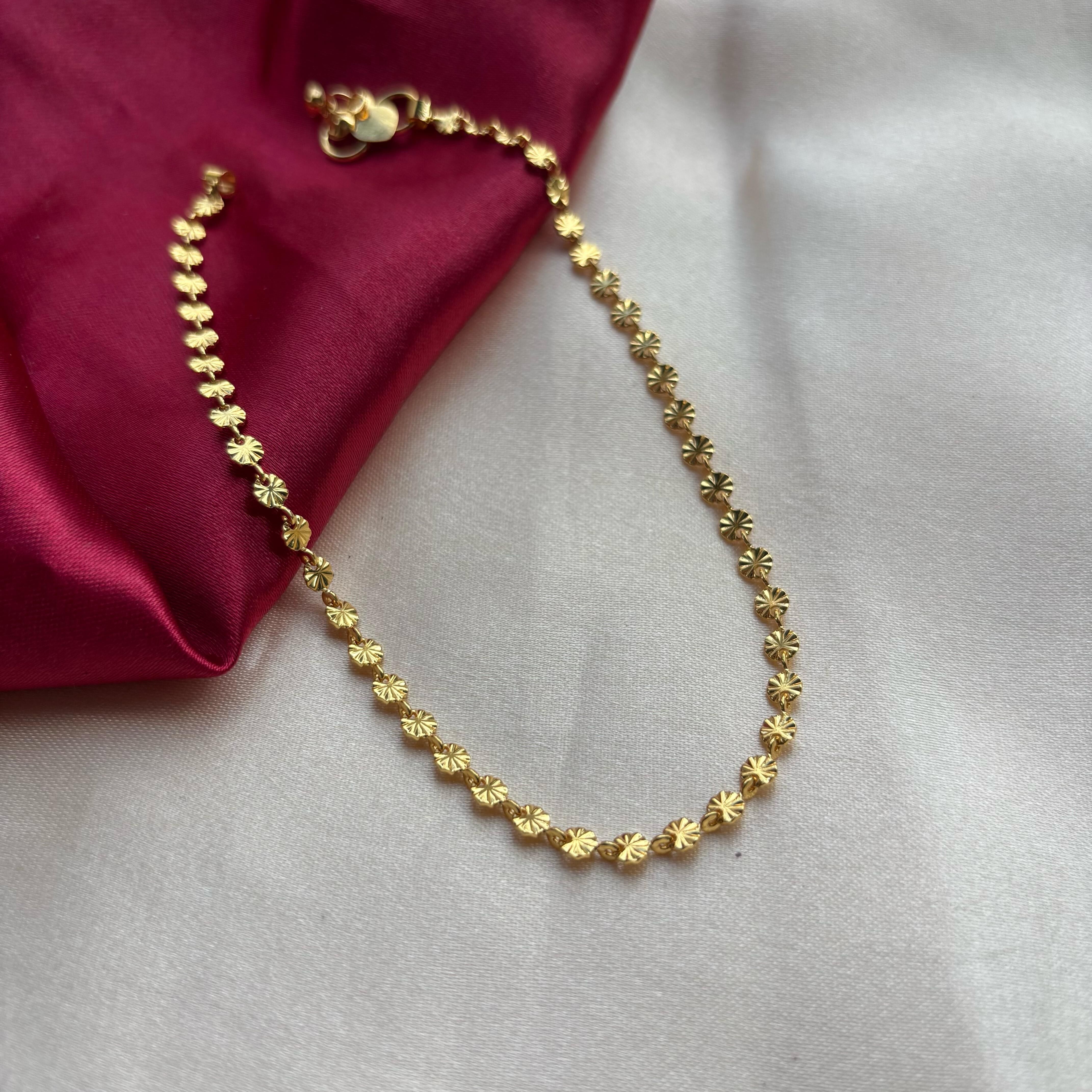 Goldenes, florales, minimalistisches Boho-Fußkettchen aus Messing mit schmalem Payal-Muster