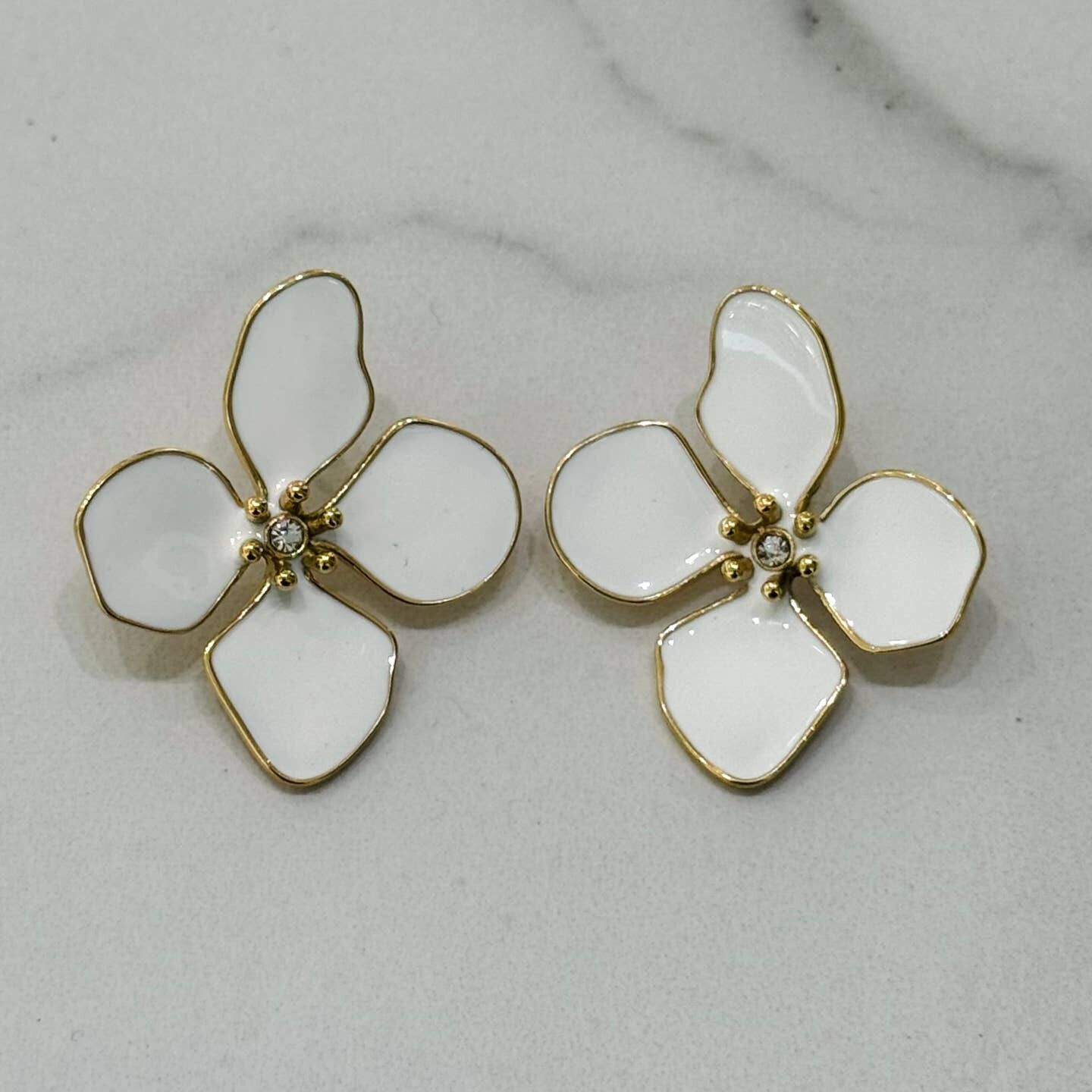 Orecchini floreali bianchi con zirconi bianchi