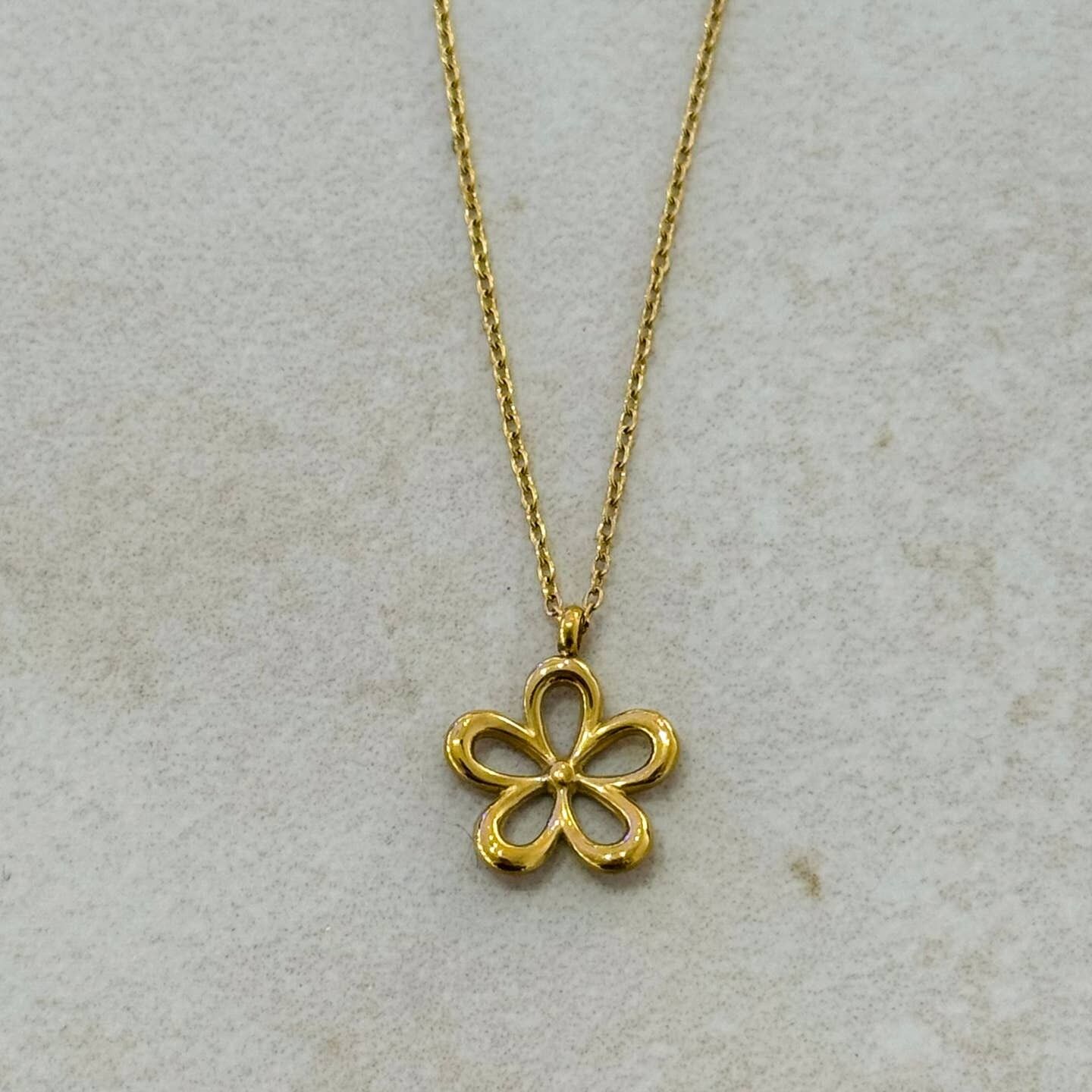 Collana floreale minimale con margherite