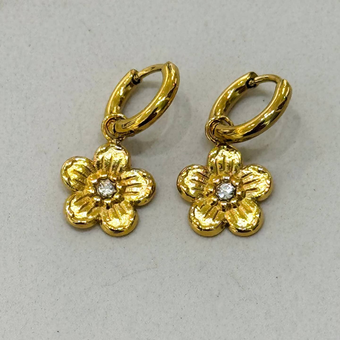 Mini orecchini a cerchio floreali in acciaio inossidabile con zirconi bianchi