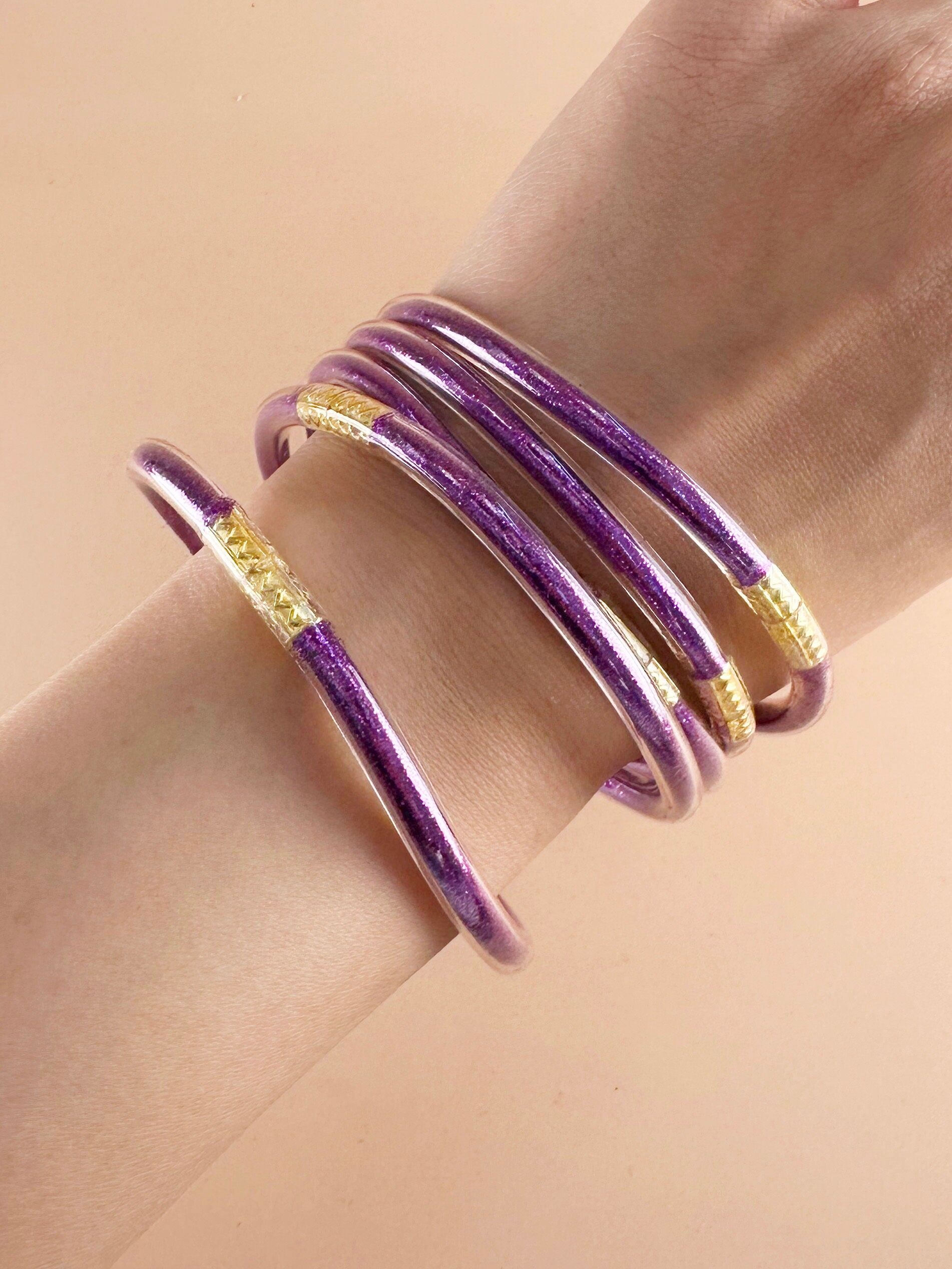 Bracciale buddista con paillettes viola