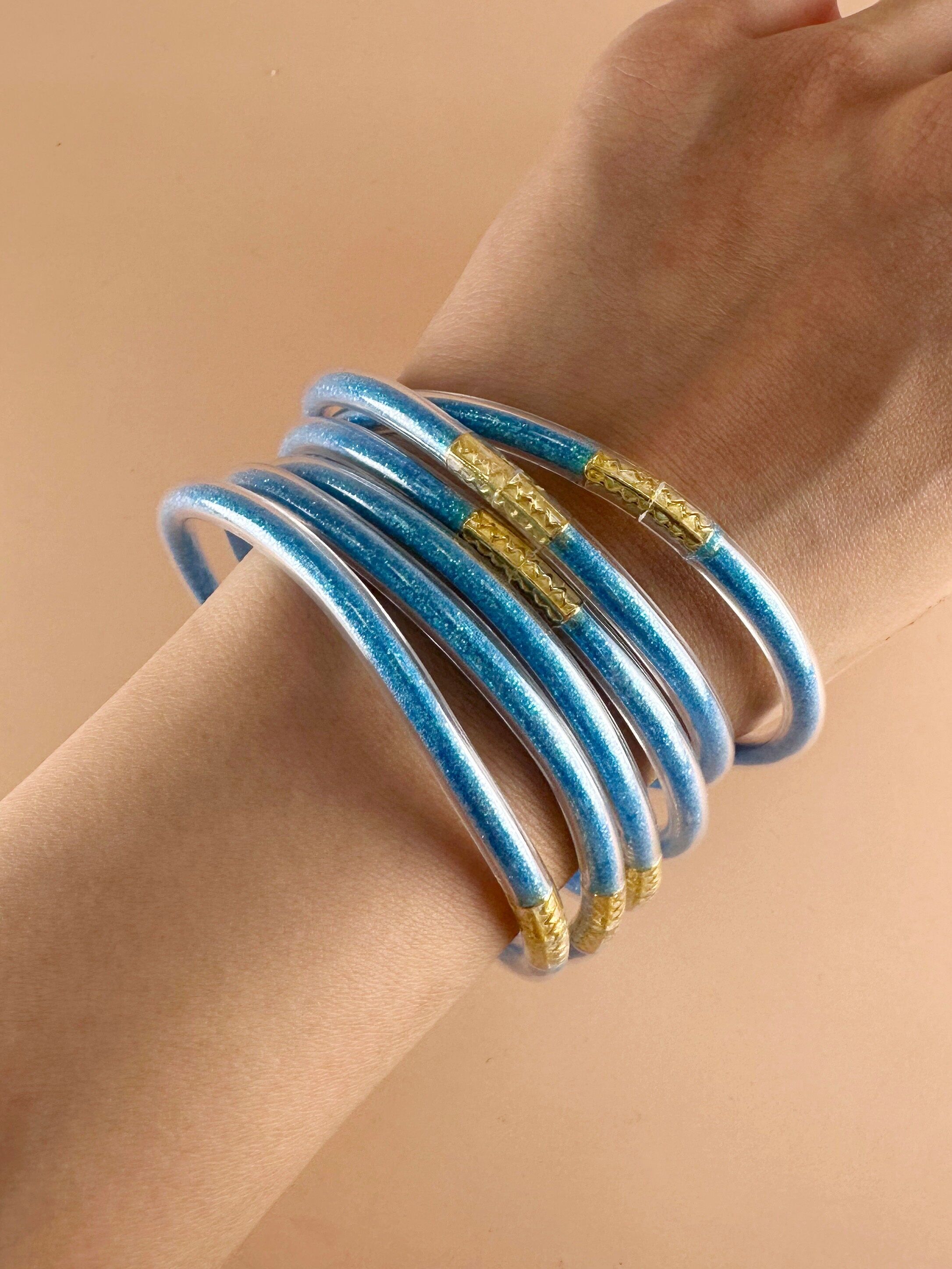 Bracciale buddista con paillettes azzurre