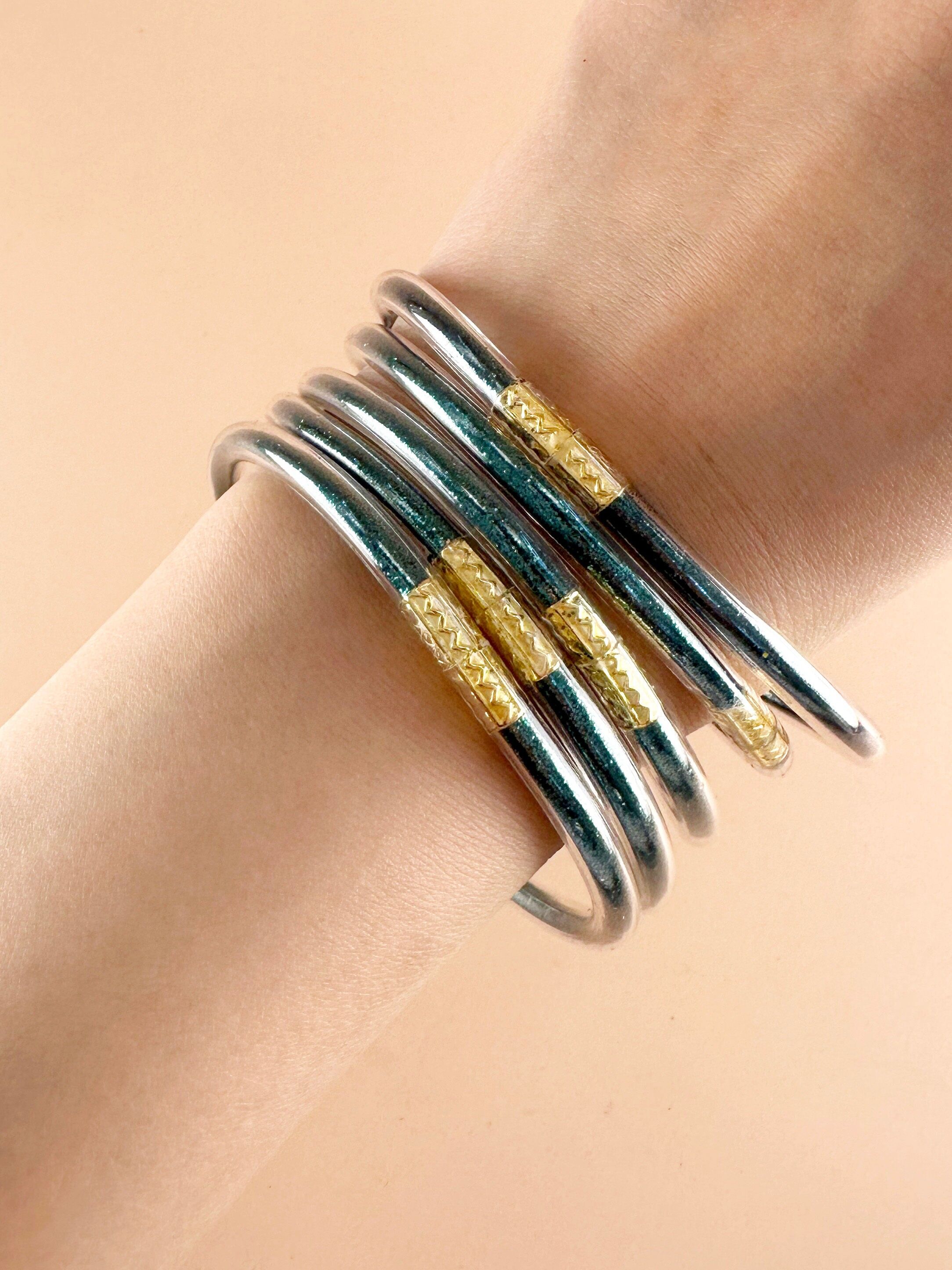 Bracciale buddista con paillettes verde scuro