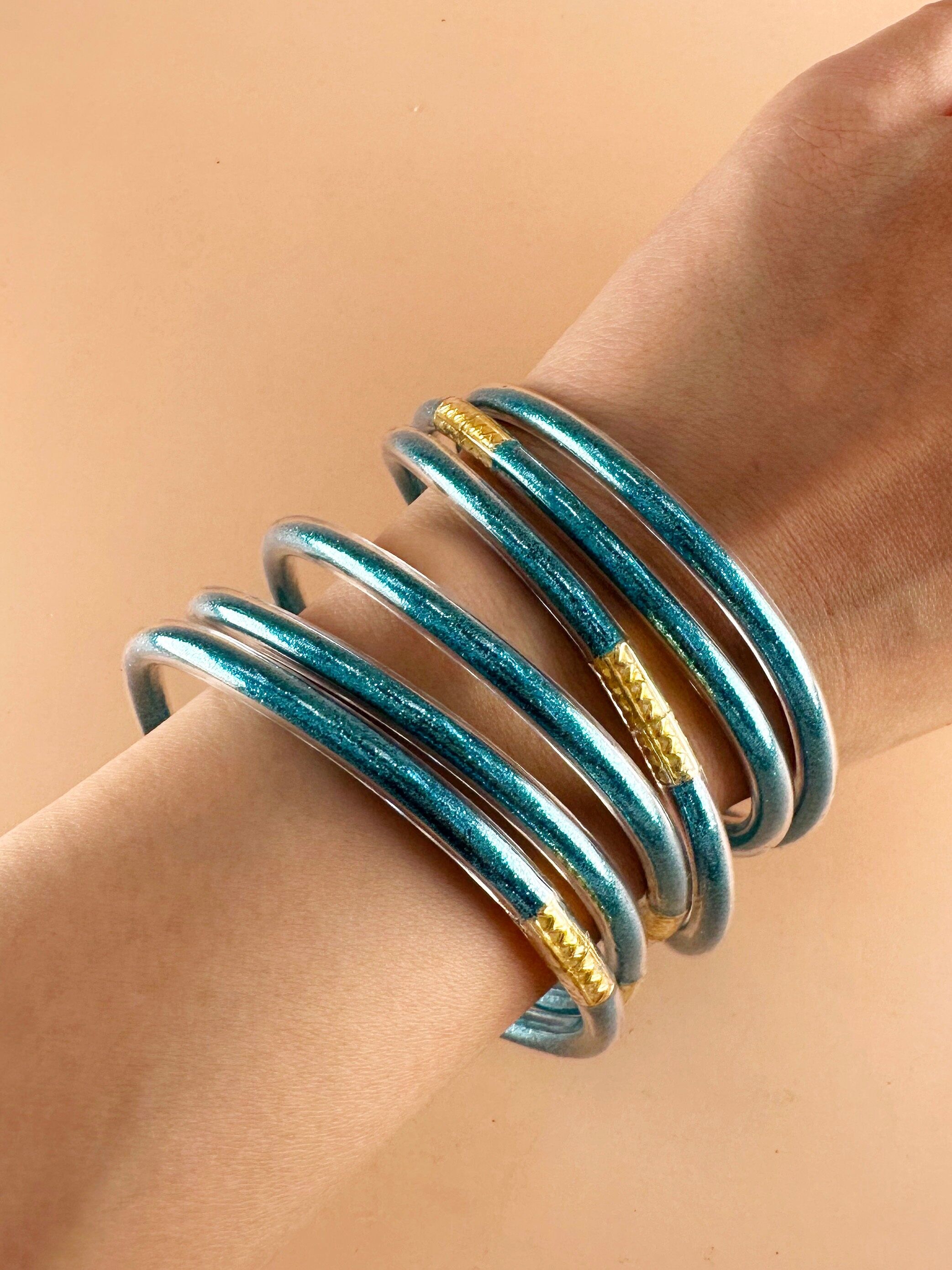 Bracciale buddista con paillettes blu ciano