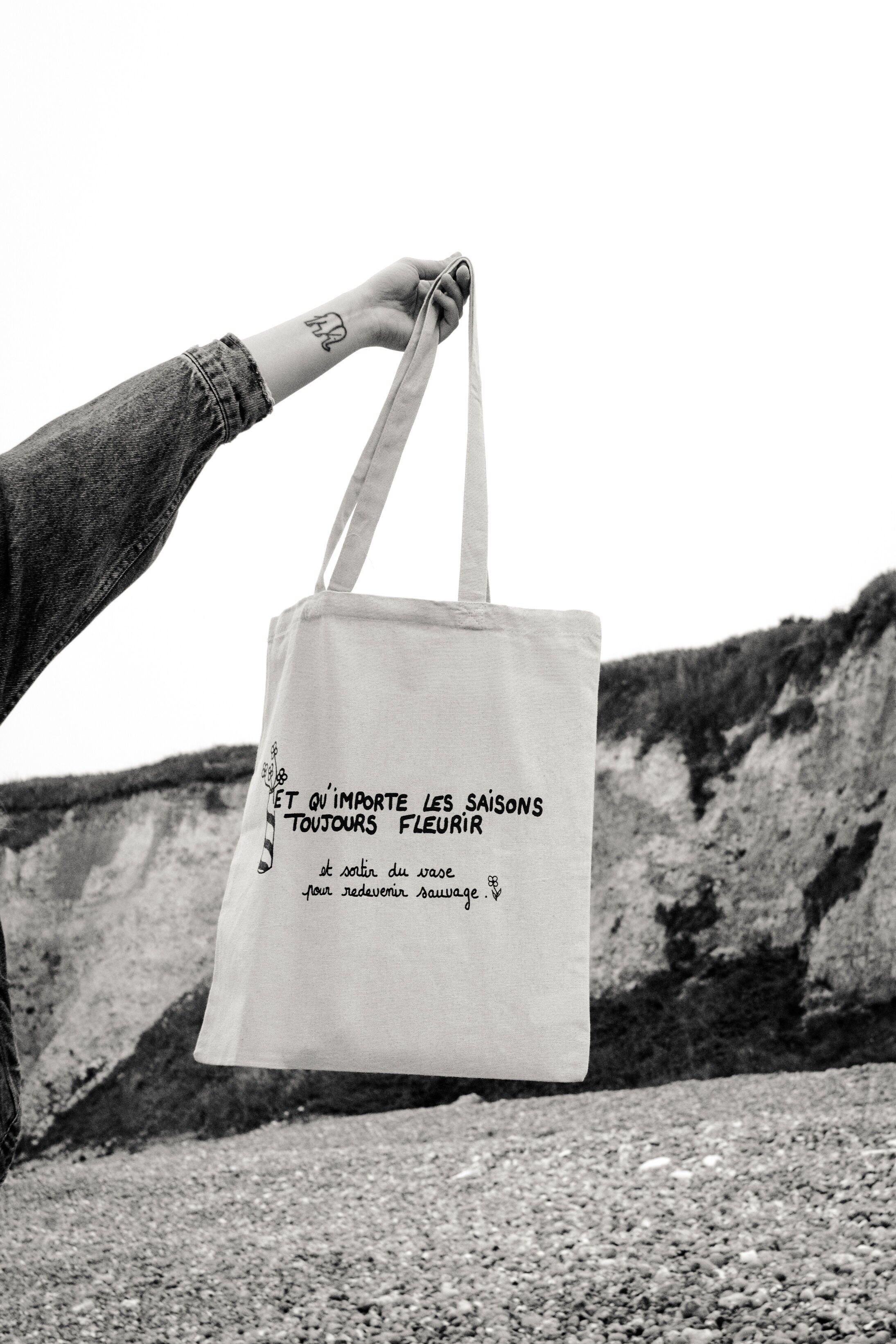 Tote bag "Et qu'importe les saisons toujours fleurir"  38x42cm