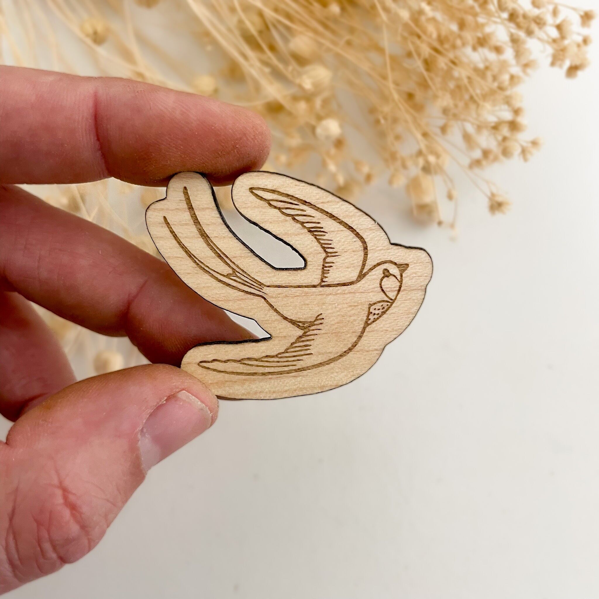 Imán de madera con forma de golondrina