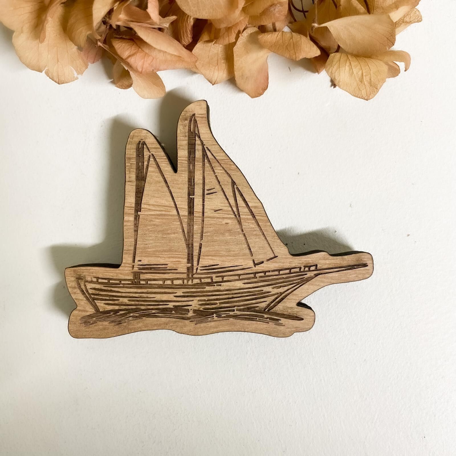 Abridor de botellas con forma de barco de madera