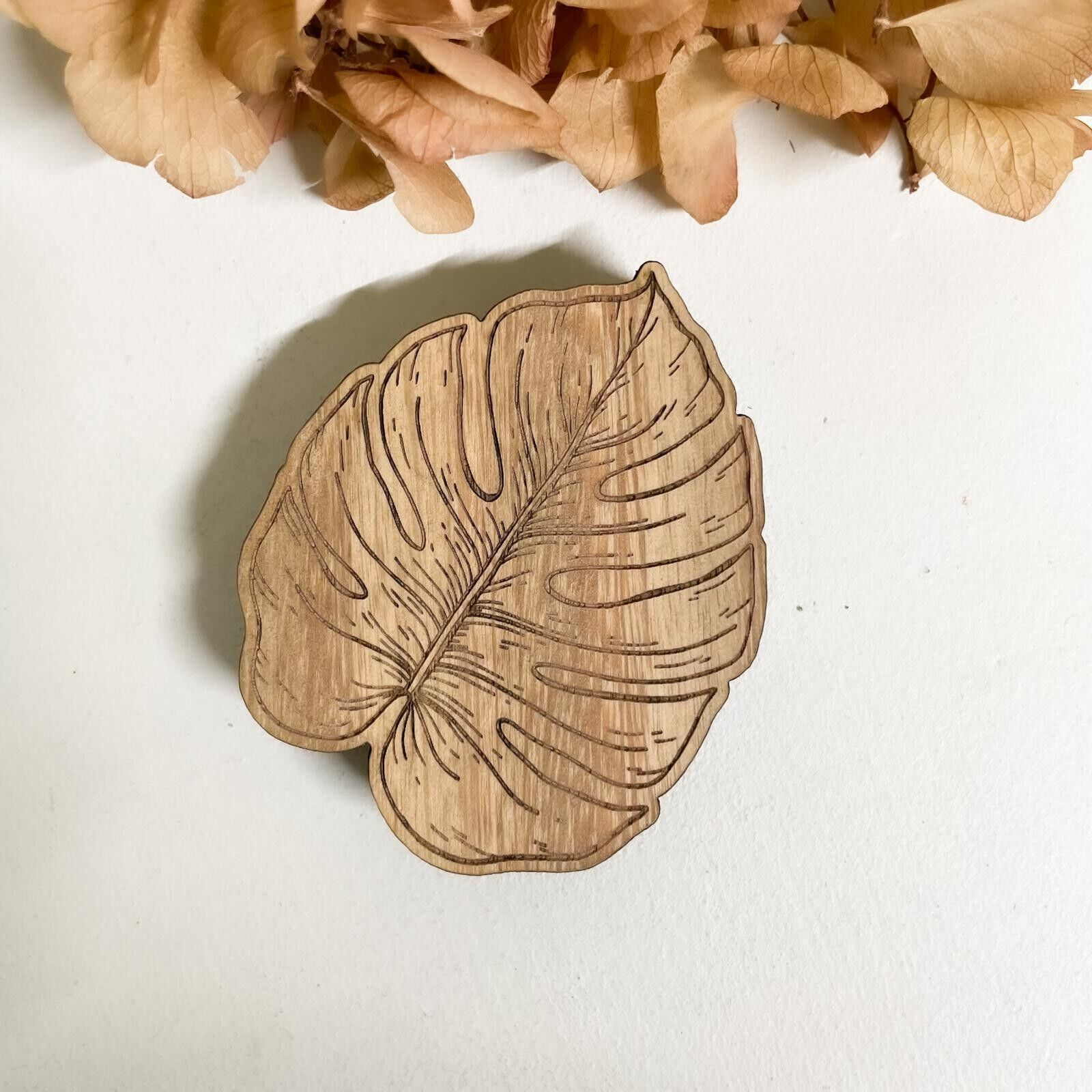 Abridor de botellas de madera con forma de hoja de monstera exótica