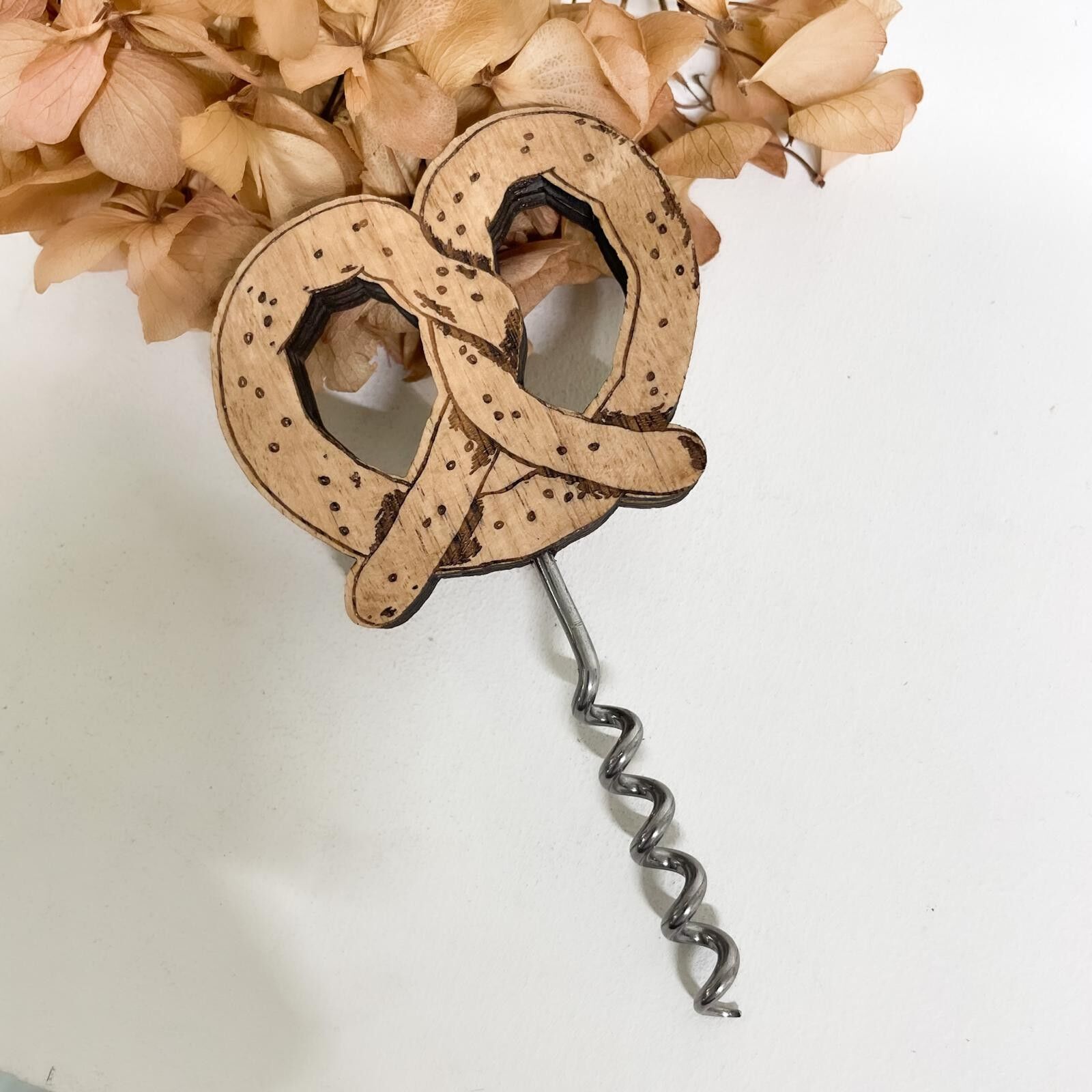 Sacacorchos de pretzel de madera