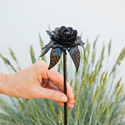 Estaca de jardín de rosas negras de hierro reciclado